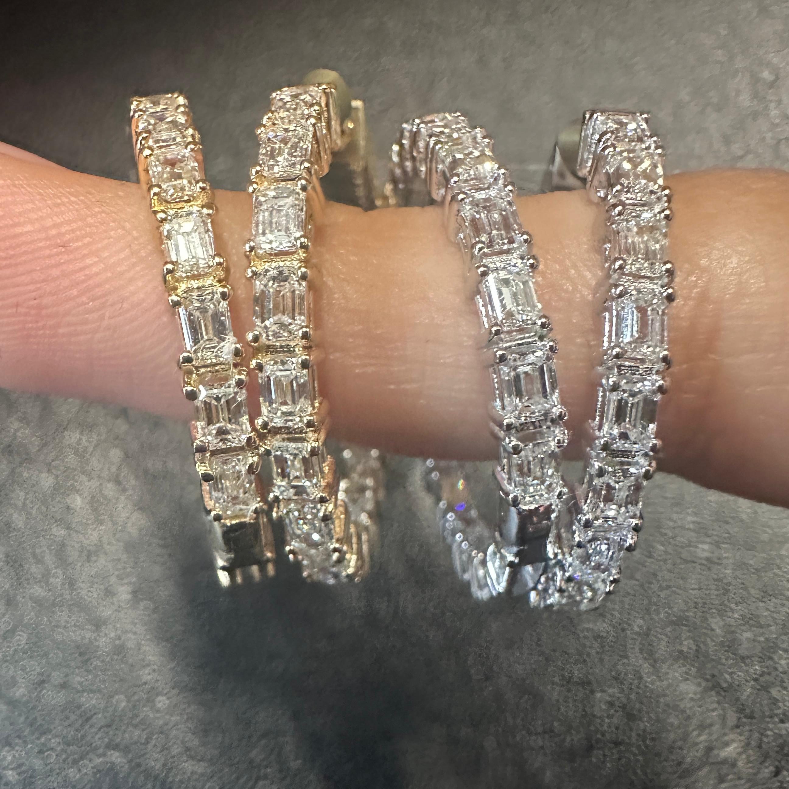 Moderne Eleganz trifft auf zeitlose Handwerkskunst bei diesen Diamantohrringen im Smaragdschliff mit 2,55 Karat natürlichen Diamanten im Stufenschliff, gefasst in warmem 14-Karat-Weißgold. Mit einem raffinierten Profil und klaren Linien sind die