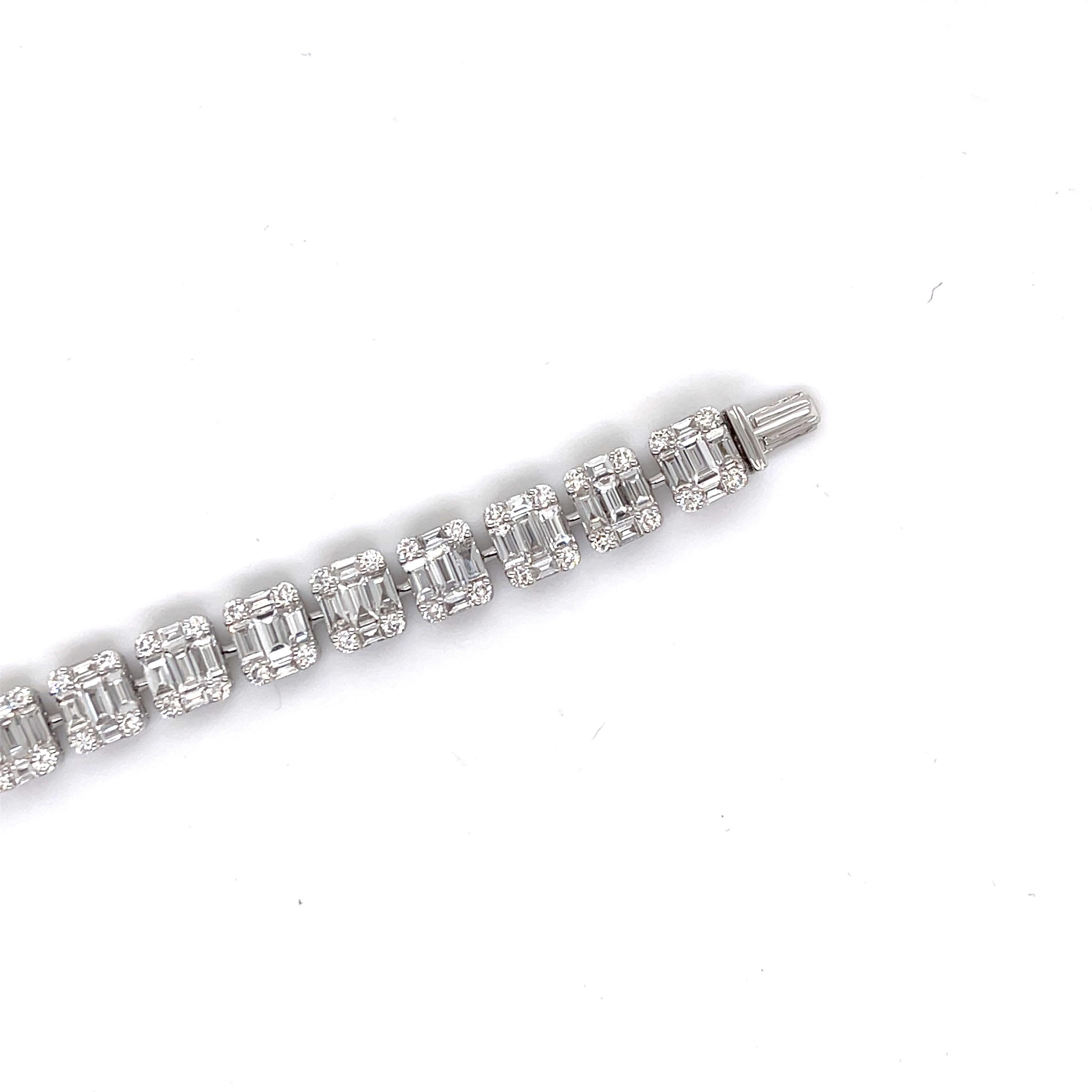 Contemporain Bracelet grappe d'illusion en diamants taille émeraude et diamants en vente