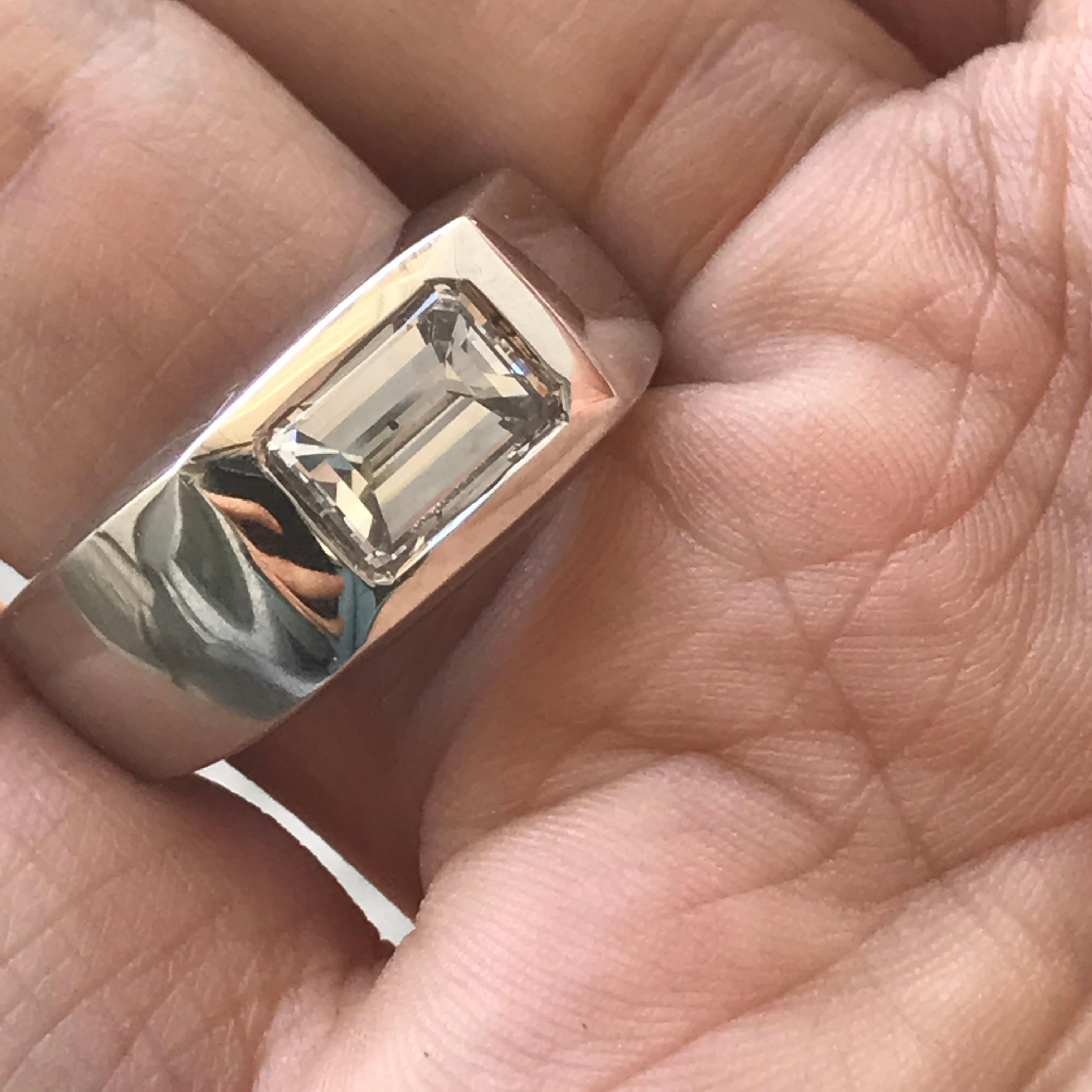 Der Ring kann auch ohne den Mittelstein gekauft werden. Ich kann einen anderen Mittelstein liefern, der Ihrem Budget entspricht, wenn es höher oder niedriger ist.
Wenn der Ring bereits verkauft ist, wird er auf Bestellung angefertigt und benötigt