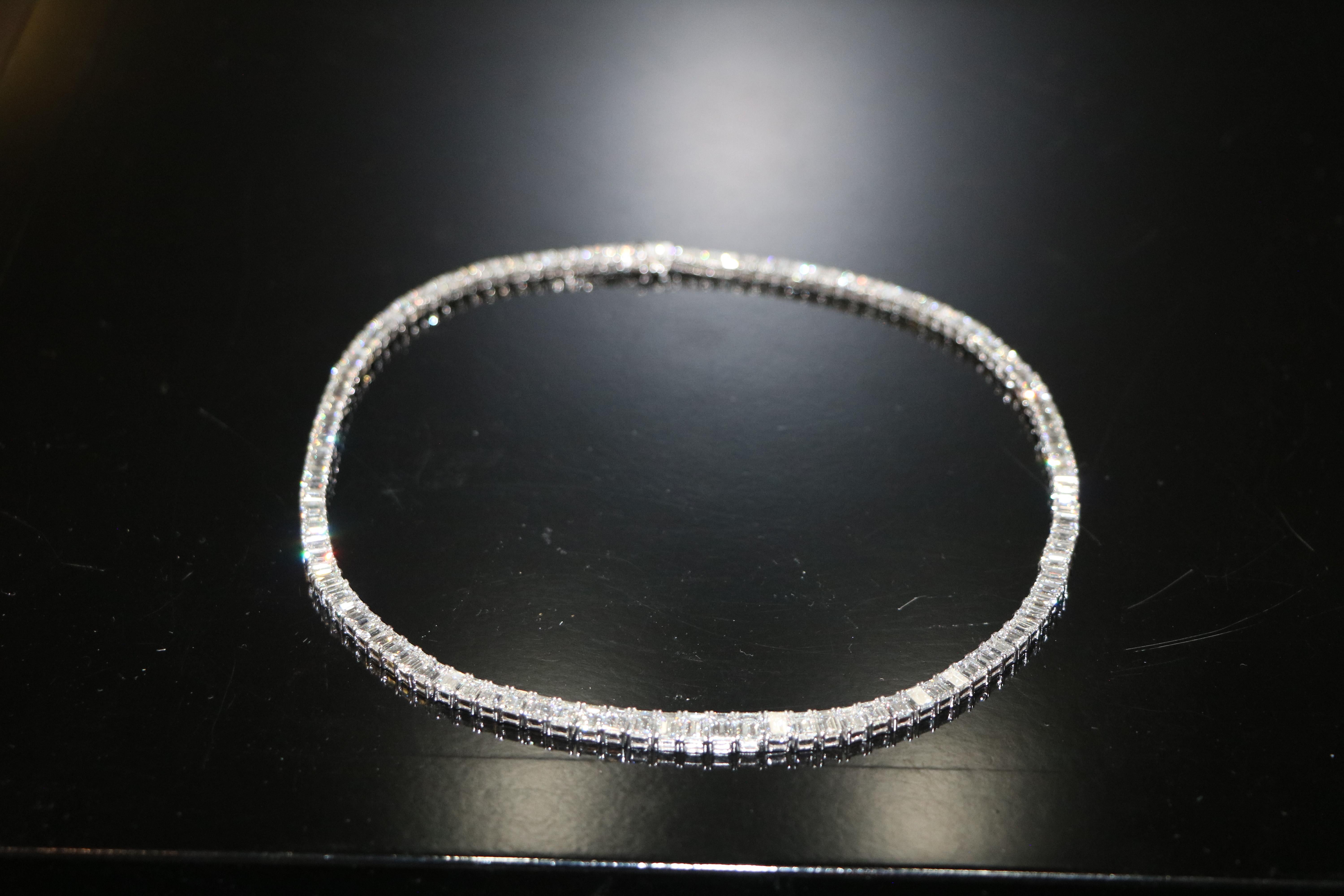 Collana con diamanti taglio smeraldo - 45 Carati
Eleganza con questa collana mozzafiato con diamanti taglio smeraldo, realizzata in oro bianco 14 carati. Progettato per coloro che apprezzano il lusso e la raffinatezza, questo squisito pezzo è