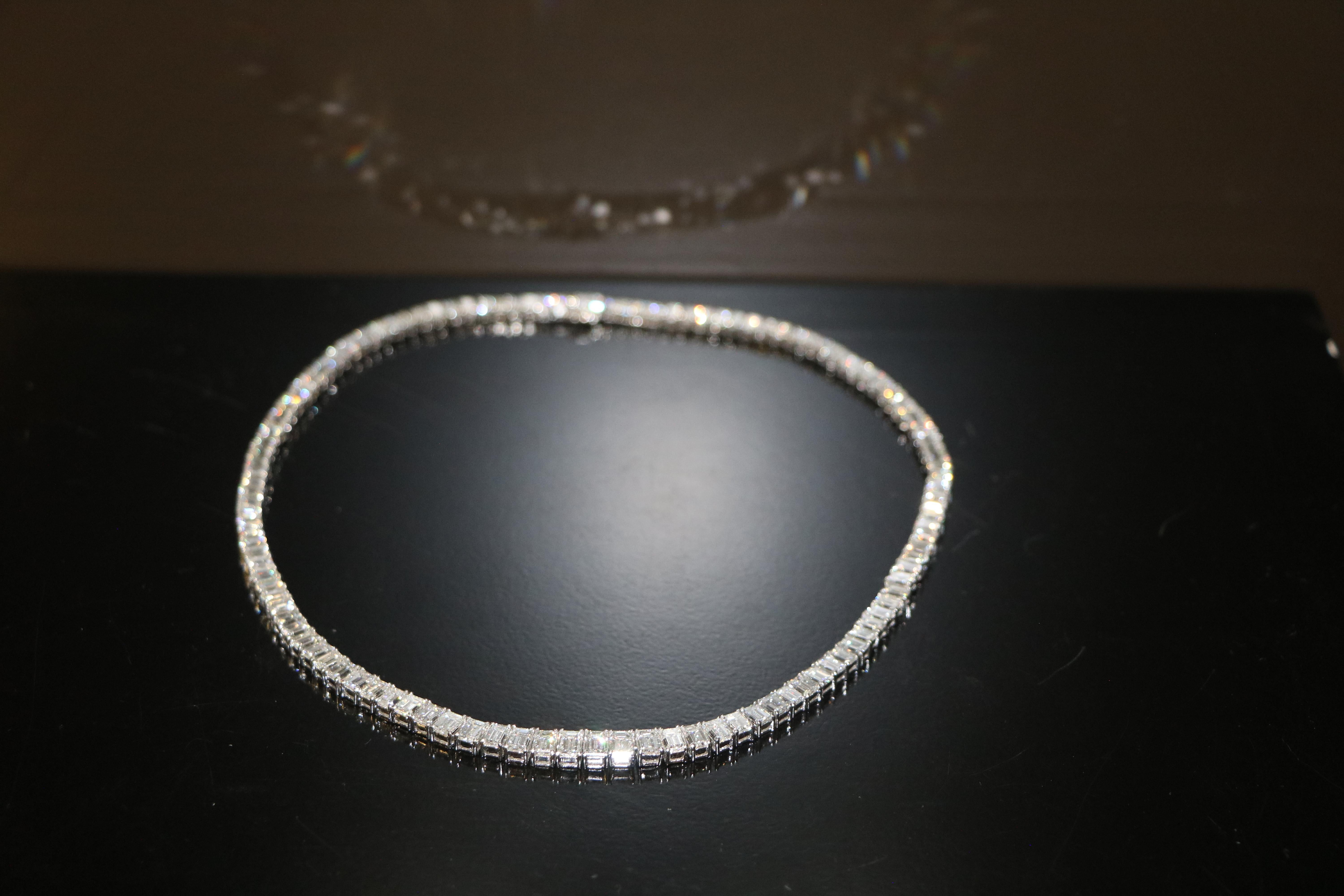 Moderno Collana con diamanti taglio smeraldo - 45 Carati in vendita