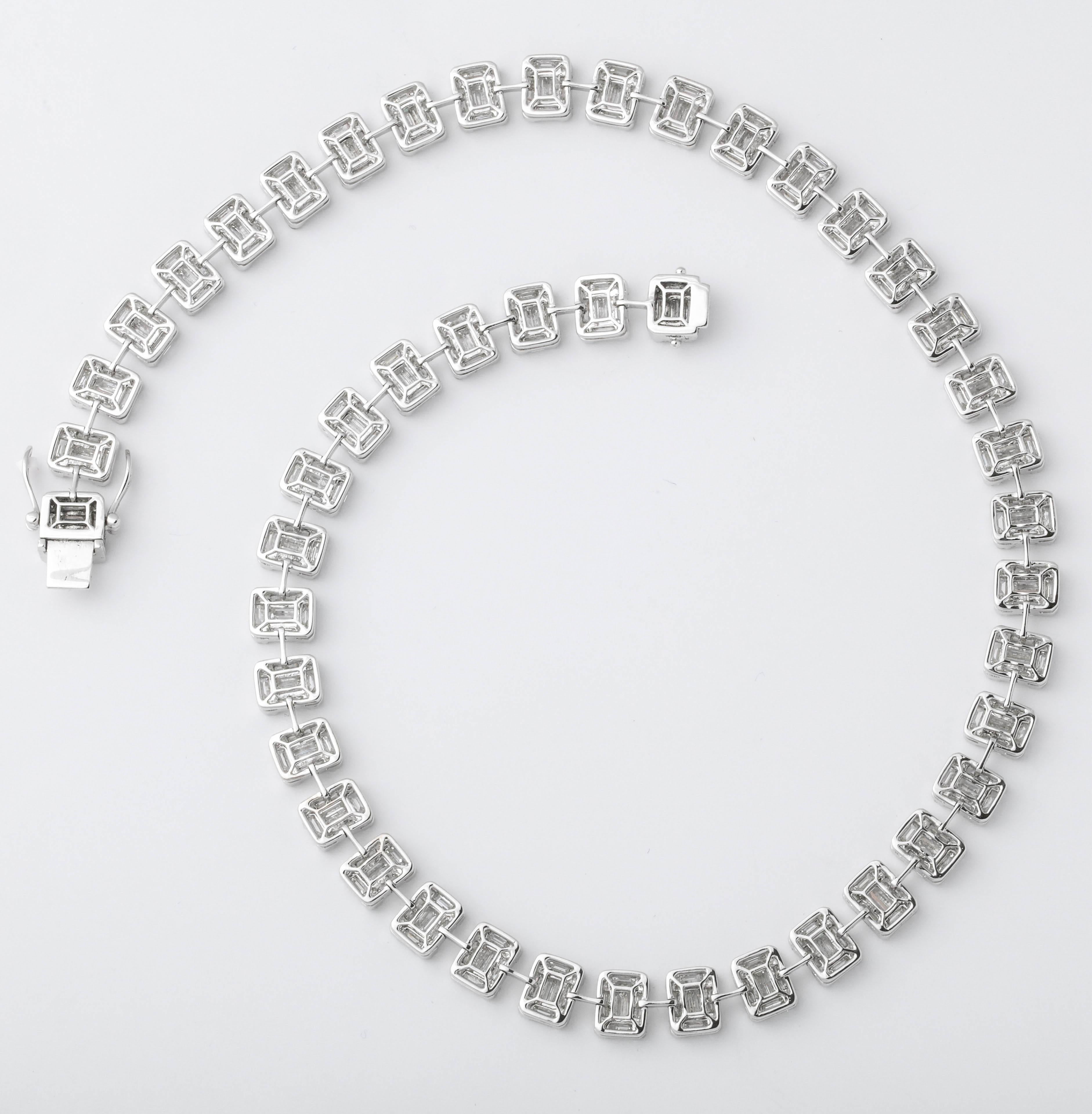 
Ein FABULOUS Stück!!

27,64 Karat Baguette- und runde Diamanten der Farbe F und Reinheit VS, gefasst als einzelne Illusionsdiamanten im Smaragdschliff!

Diese funkelnde und brillante Halskette ist ein fabelhaftes Stück, das in jede Sammlung gehört.