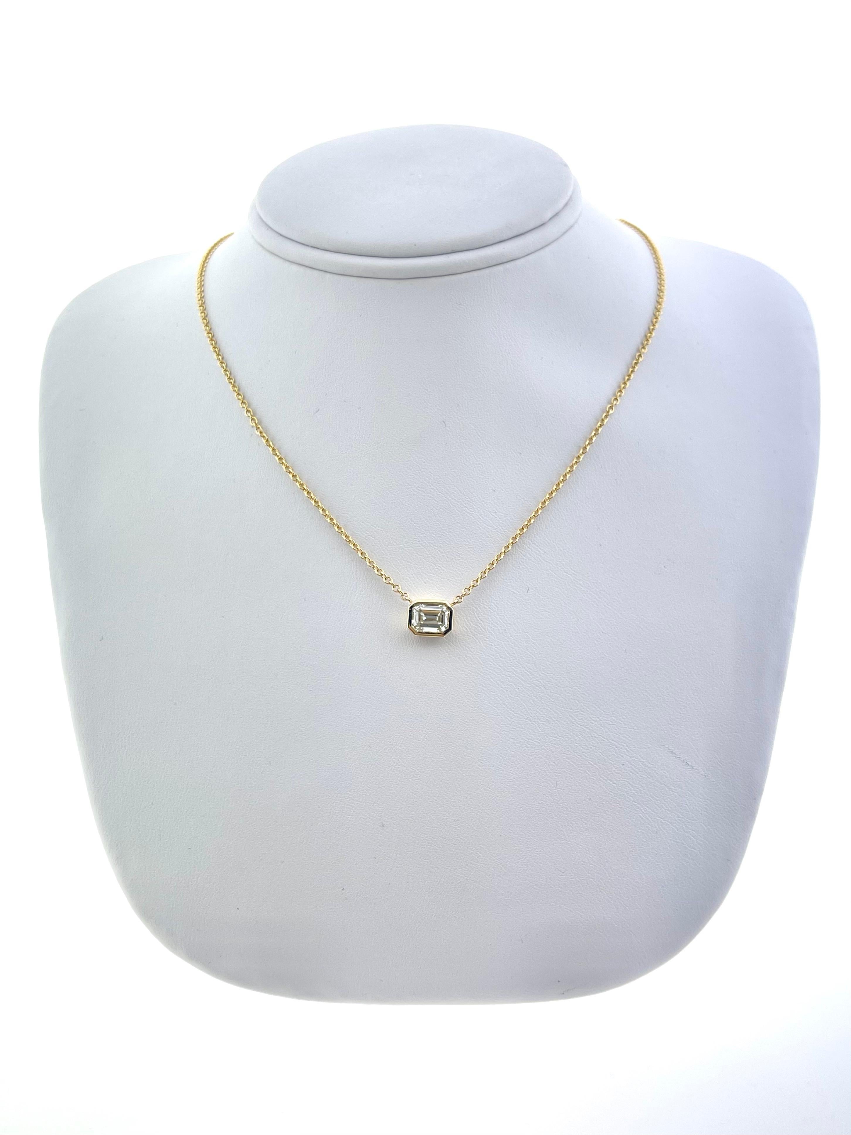 Diese wunderschöne Lünette Halskette ist mit einem 1,01 Karat Smaragdschliff Diamant alle in 14 Karat Gelbgold und ist 17 Zoll lang ... Sie wollen nicht auf den Besitz dieser verpassen! 