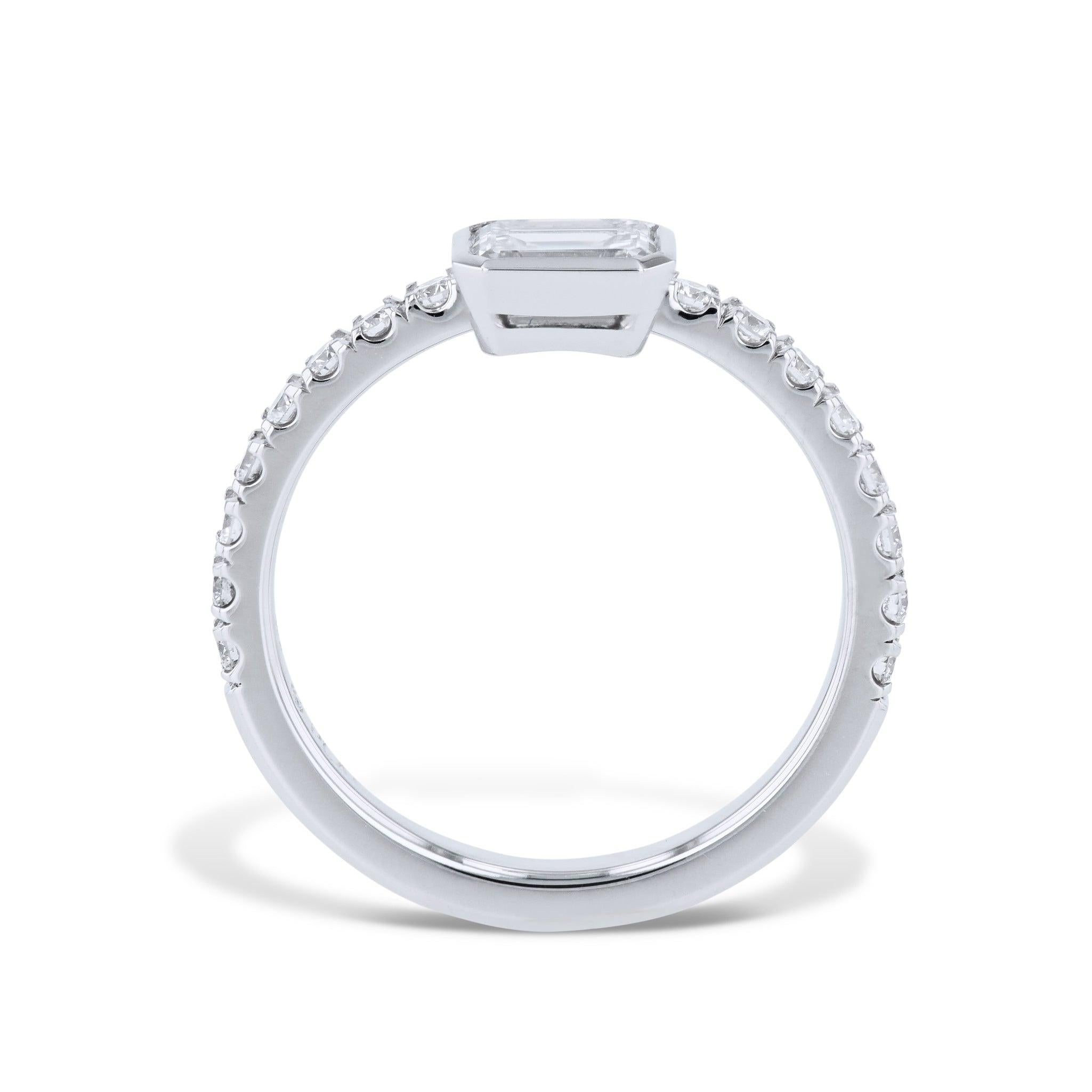Cette bague de fiançailles en platine avec diamant taille émeraude est le symbole parfait de votre amour. Fabriqué à la main par H&H Collectional, il est orné d'un magnifique diamant central de taille émeraude, complété par un anneau pavé de