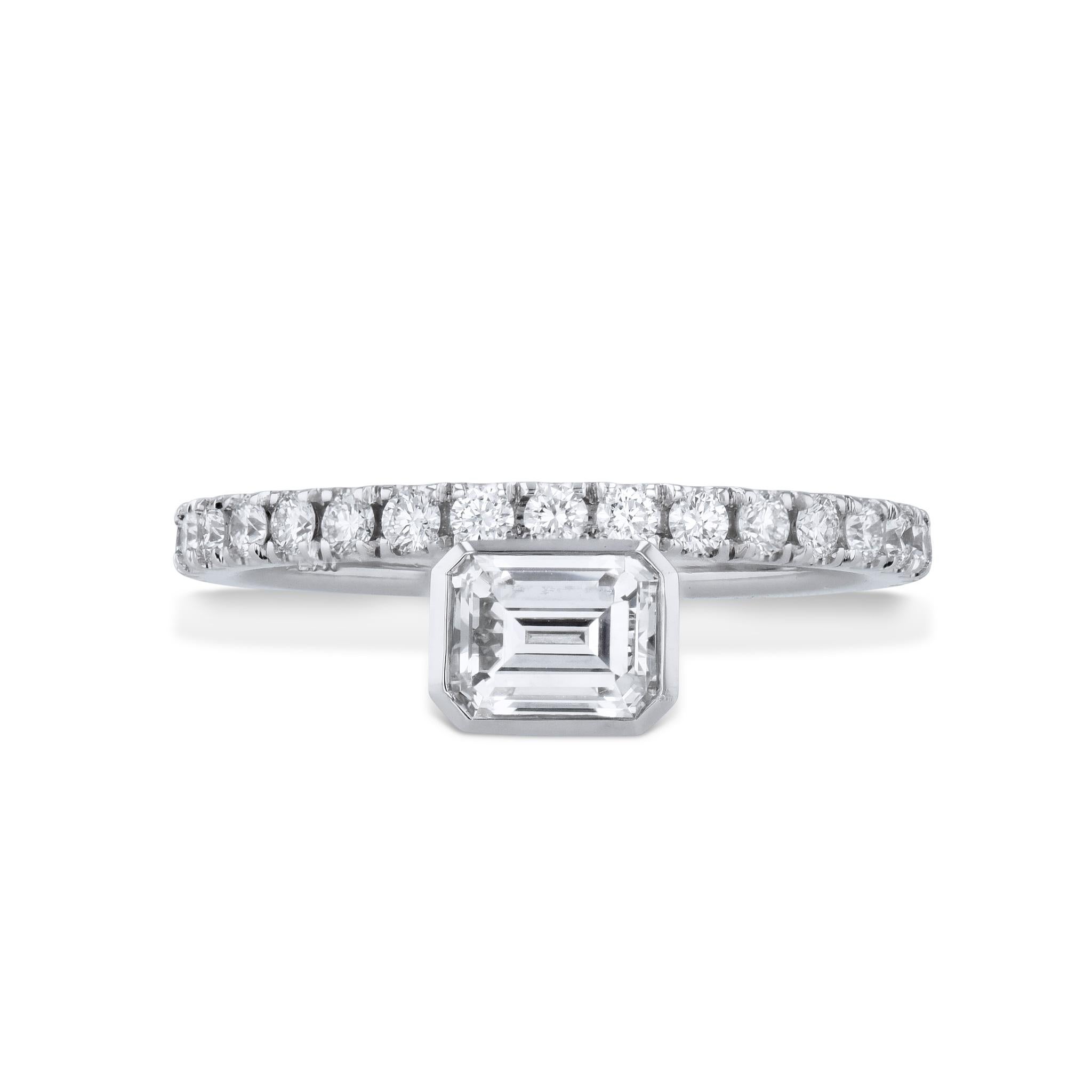 Moderne Bague de fiançailles en platine avec diamant taille émeraude fait main en vente