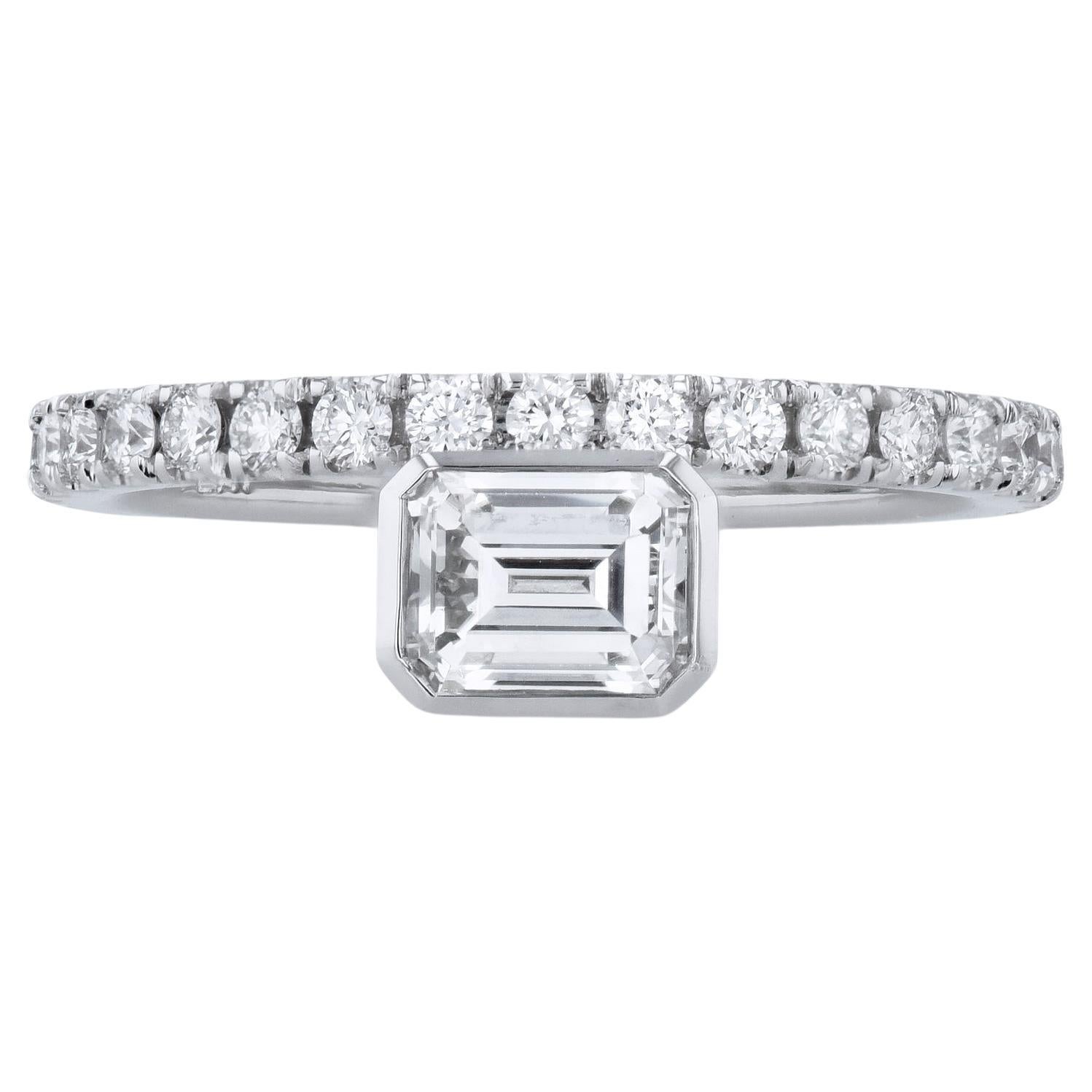 Bague de fiançailles en platine avec diamant taille émeraude fait main en vente