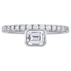 Anillo de compromiso de platino con diamante talla esmeralda hecho a mano