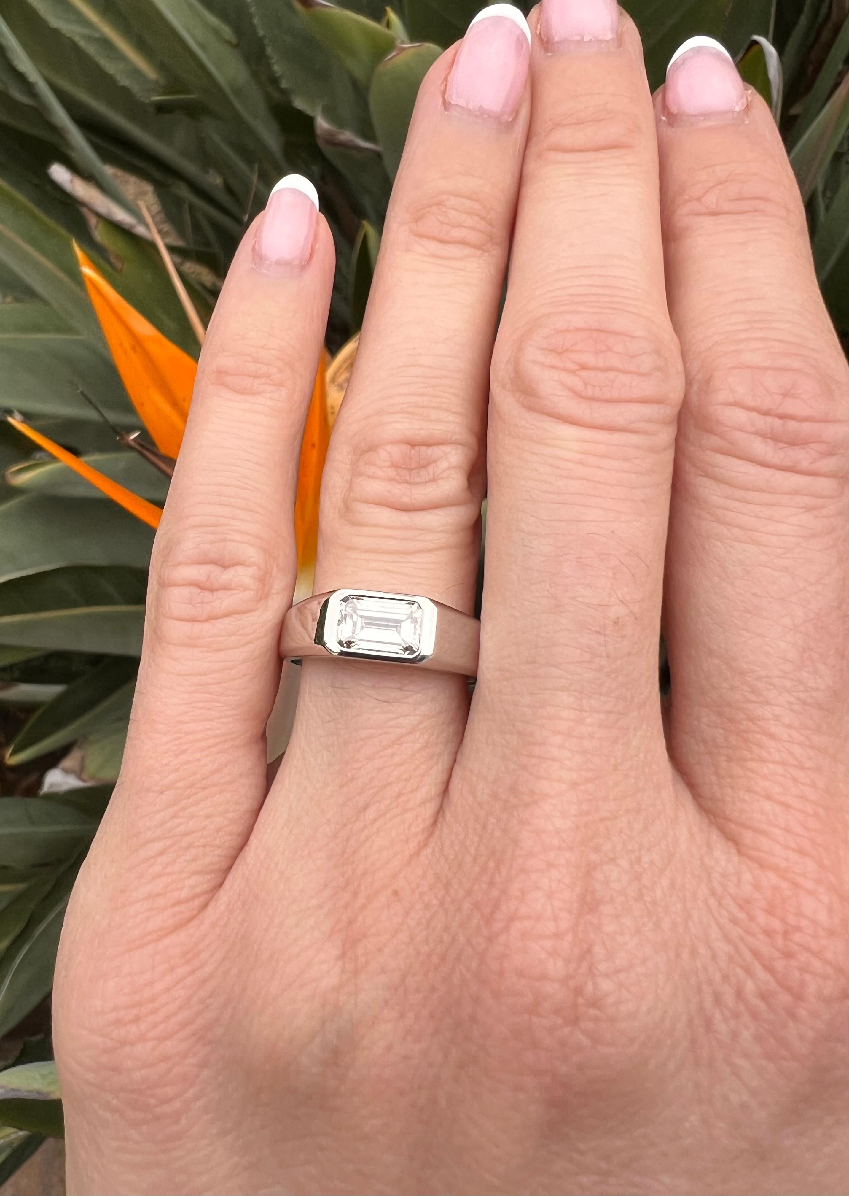 Emerald Cut Diamond Platinum Ring – Unisex Design, Customizable in Any Gemstone In New Condition For Sale In Beverly Hills, CA