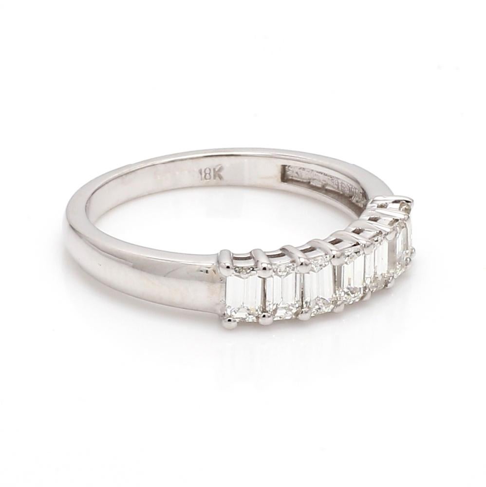 Anello in oro 18 carati con diamanti bianchi taglio smeraldo

Questo raffinato anello mette in mostra una serie di diamanti bianchi con taglio a smeraldo, ciascuno incastonato con precisione per esaltarne la brillantezza. Il design elegante è