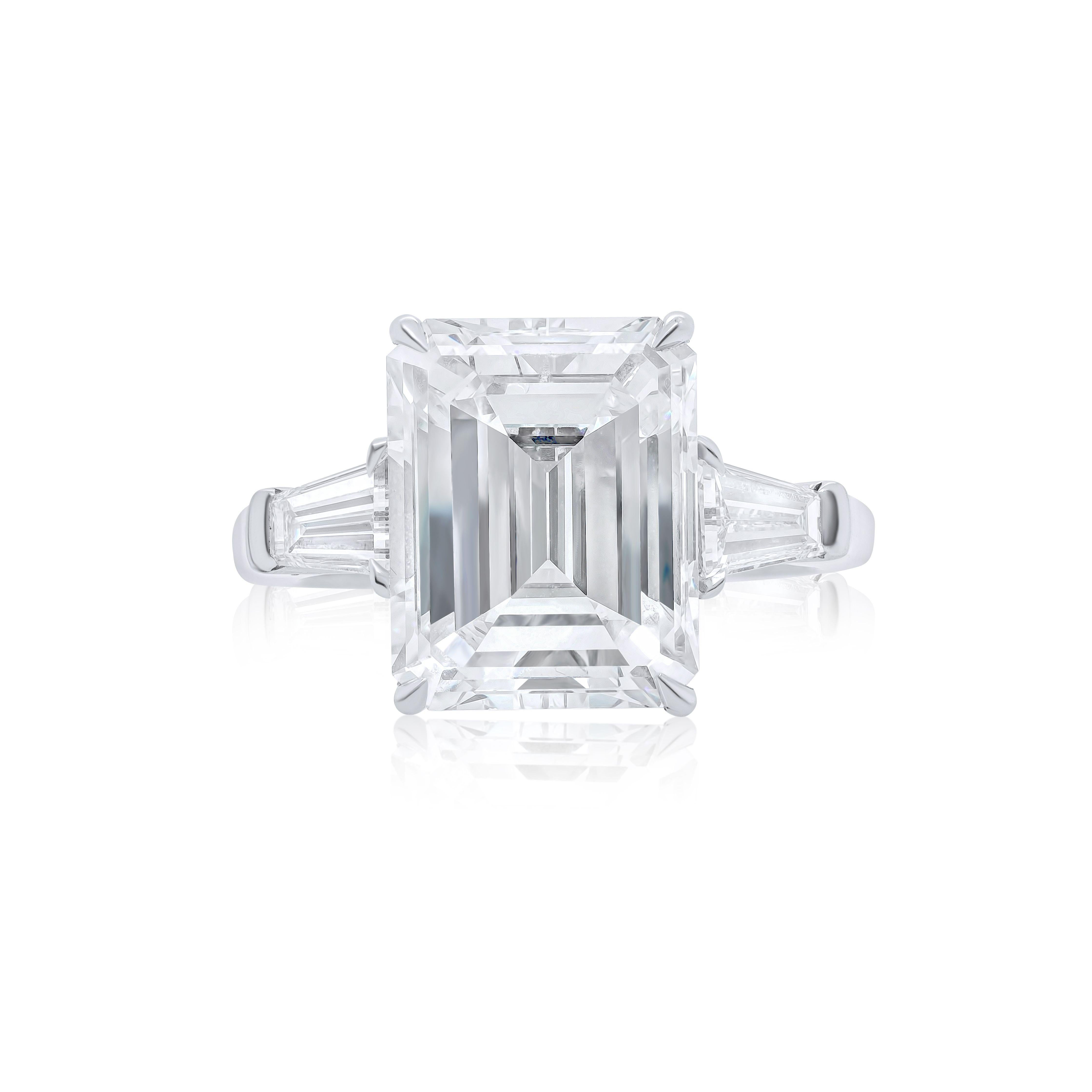 Diamantring mit Smaragdschliff und spitz zulaufenden Baguettes Diamanten im Zustand „Neu“ im Angebot in New York, NY