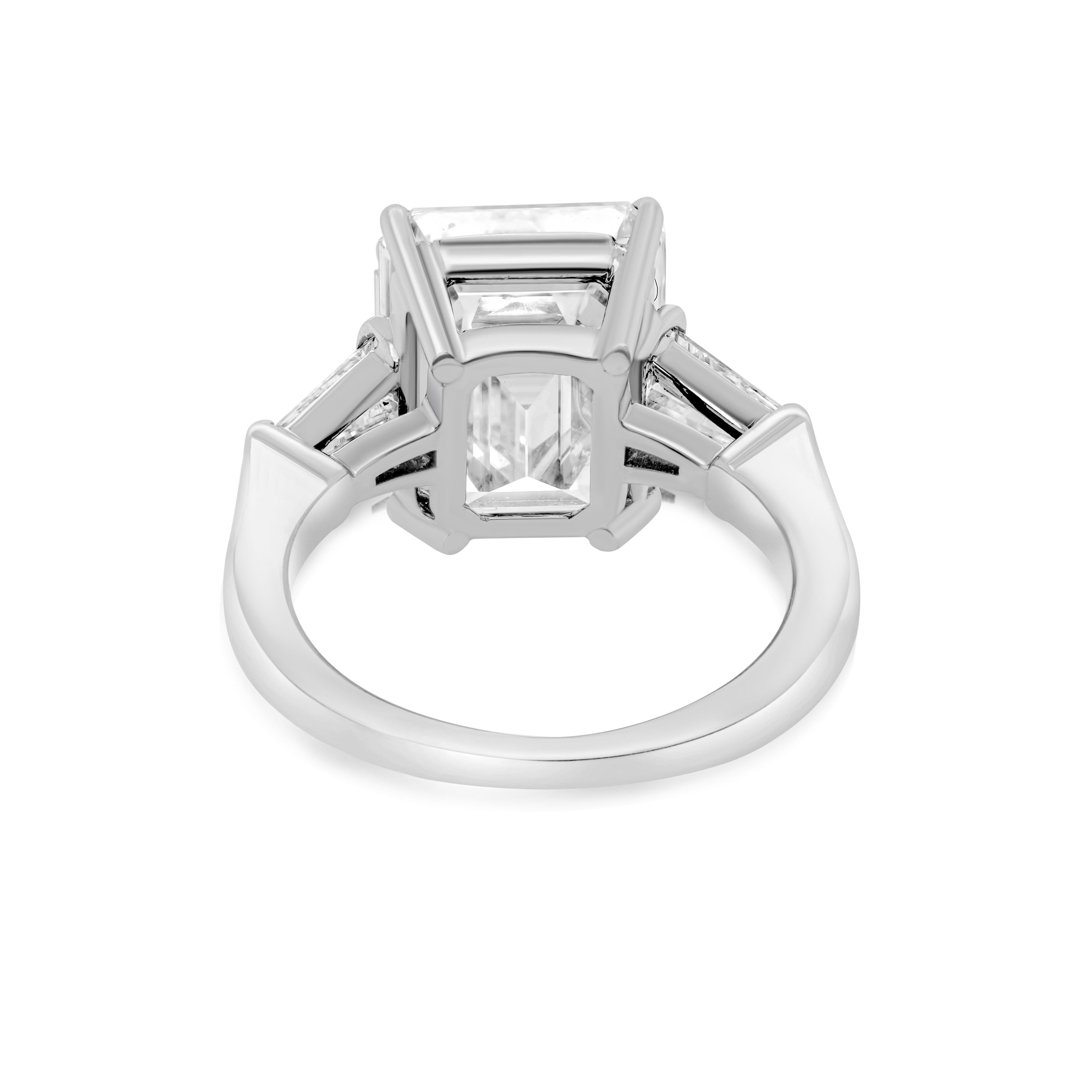 Emerald Cut Diamond Ring with Tapered Baguettes Diamonds In New Condition For Sale In New York, NY
