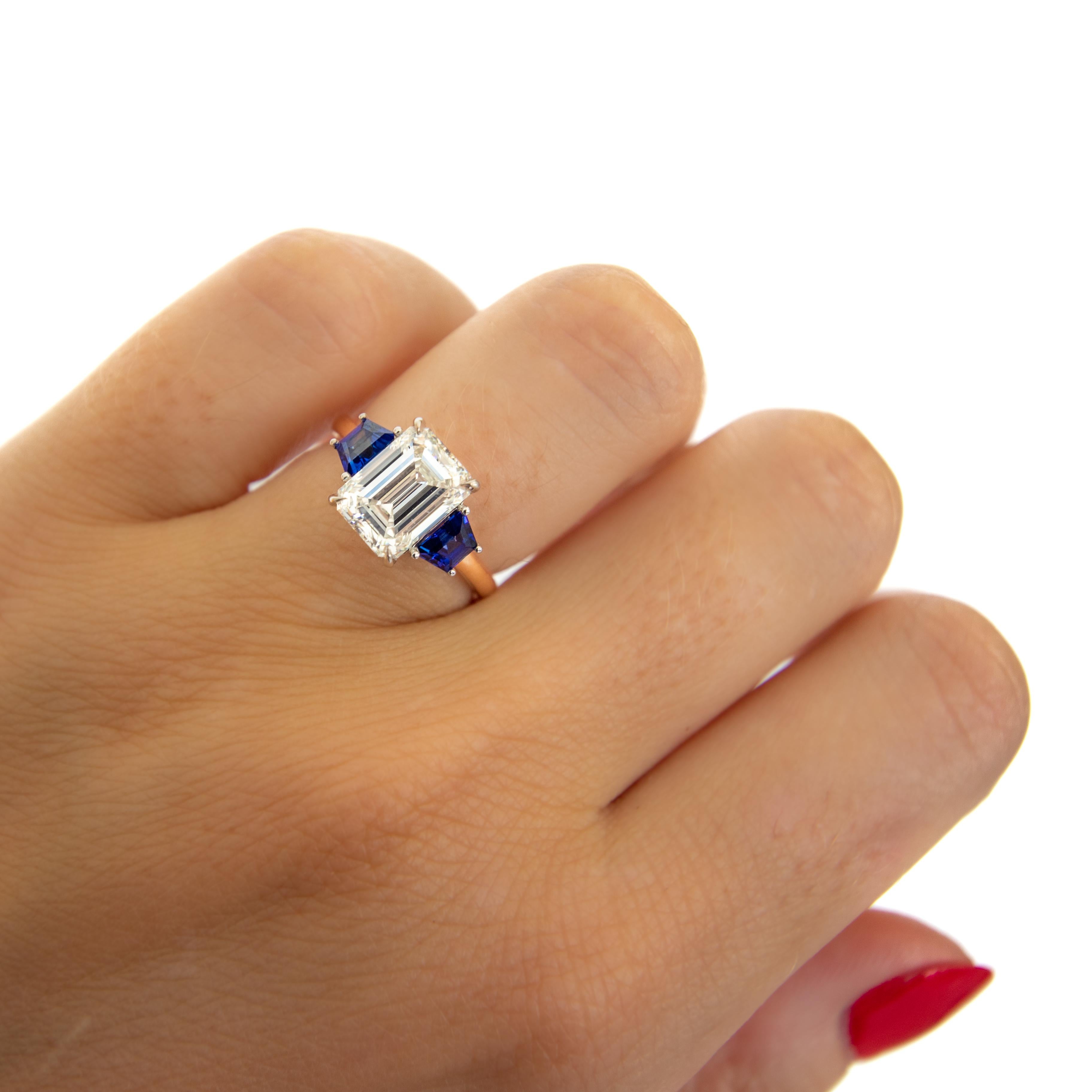 En vente :  Bague de fiançailles trapézoïdale personnalisée en diamant taille émeraude et saphir 6