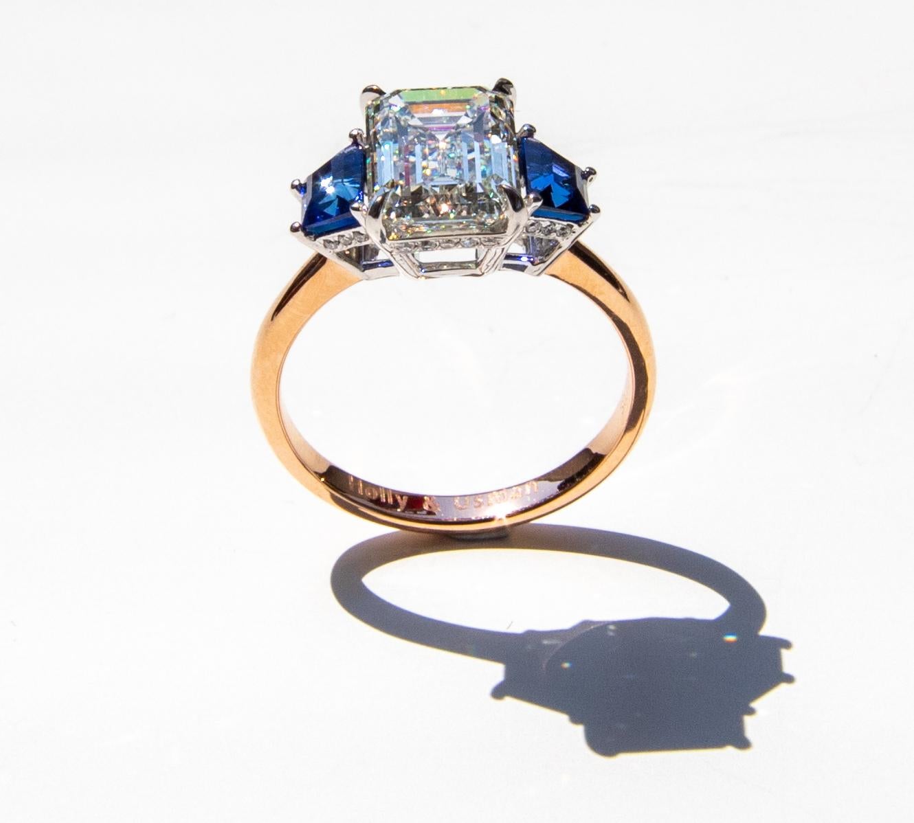 En vente :  Bague de fiançailles trapézoïdale personnalisée en diamant taille émeraude et saphir 2