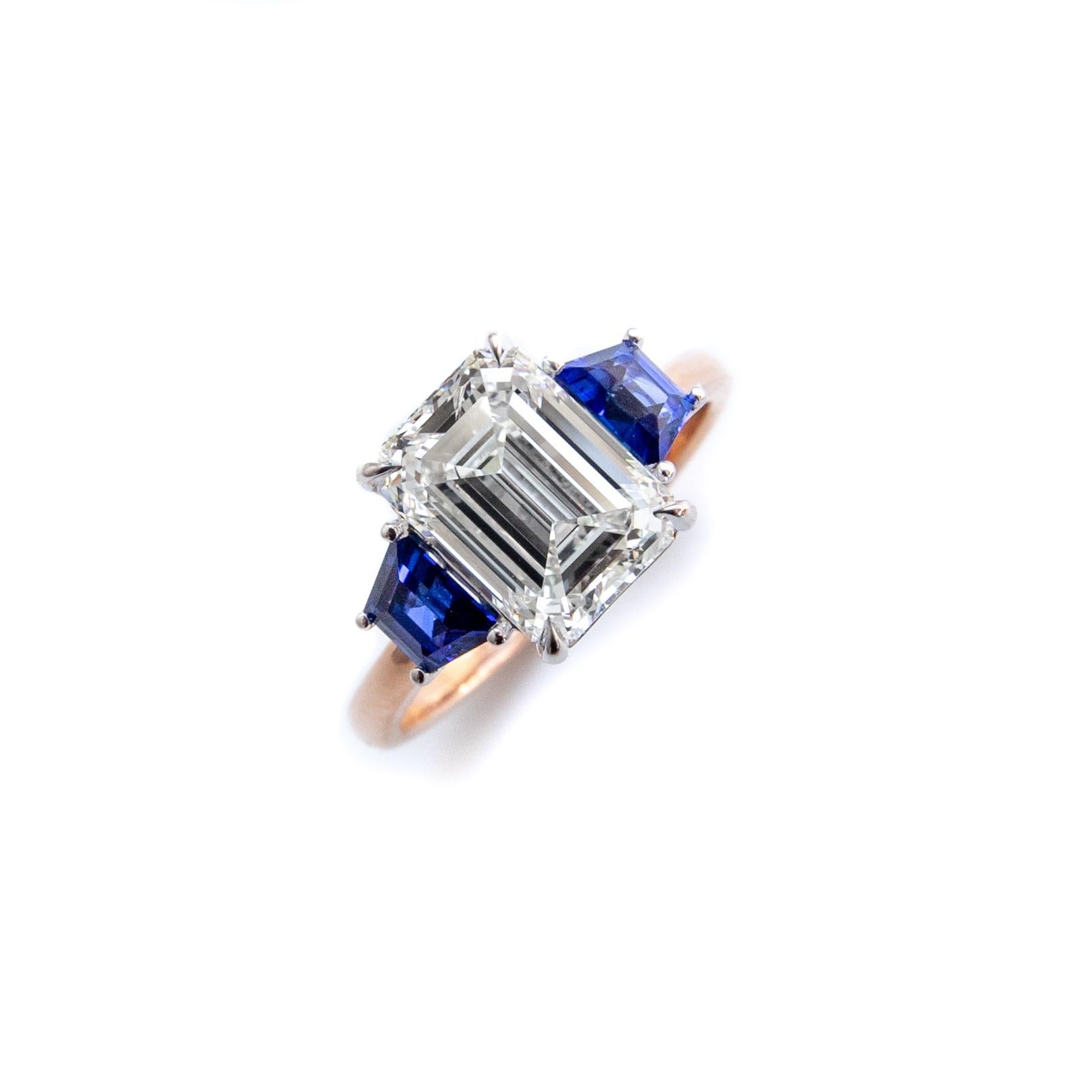 En vente :  Bague de fiançailles trapézoïdale personnalisée en diamant taille émeraude et saphir 3