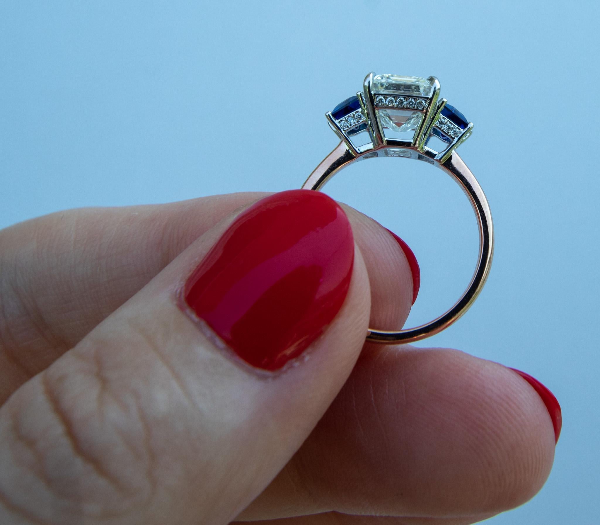 En vente :  Bague de fiançailles trapézoïdale personnalisée en diamant taille émeraude et saphir 7