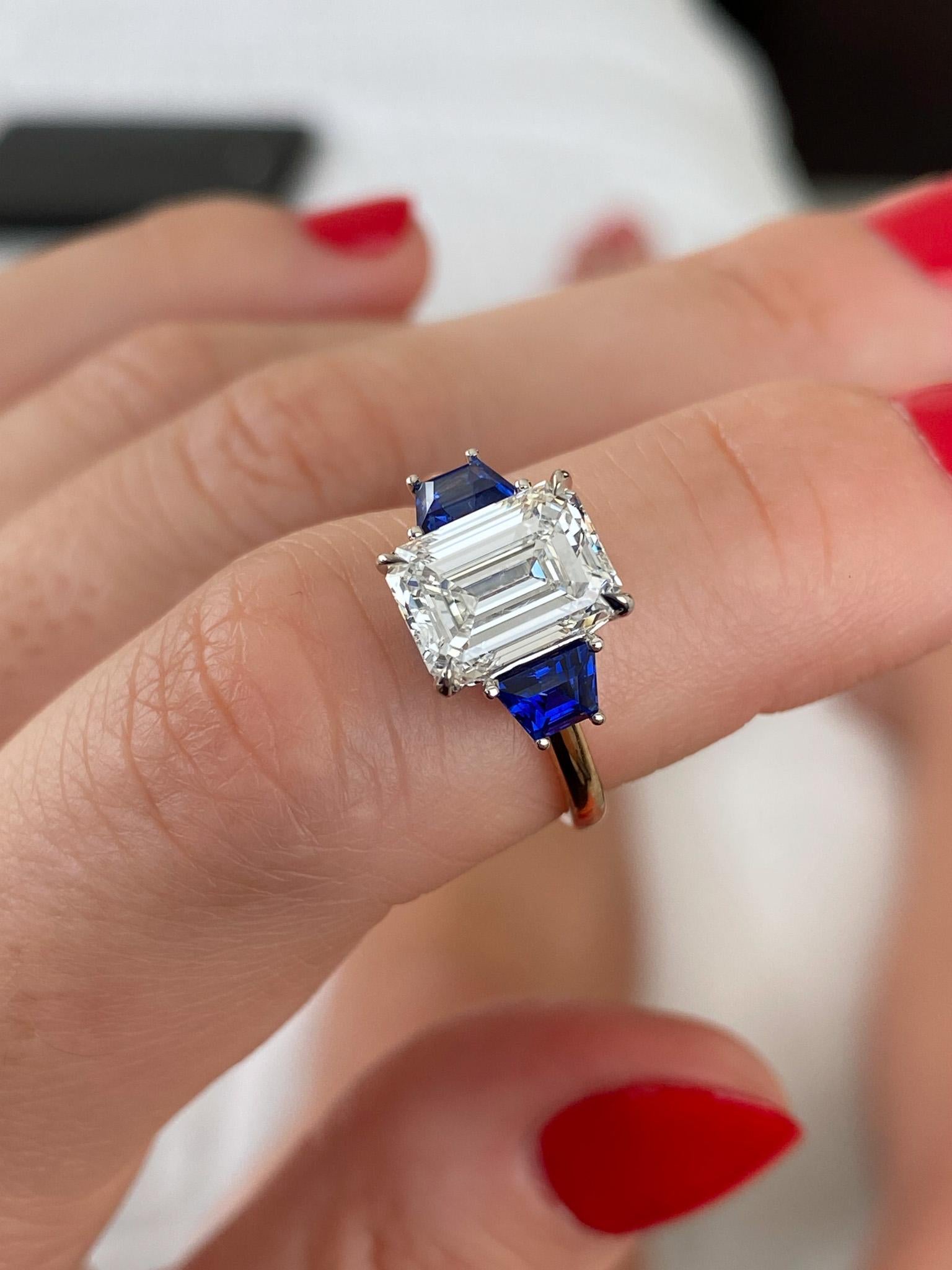 En vente :  Bague de fiançailles trapézoïdale personnalisée en diamant taille émeraude et saphir 5