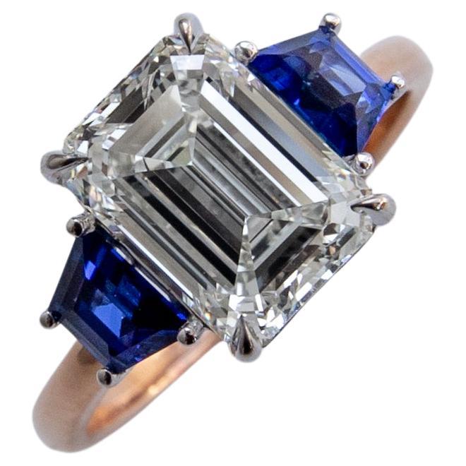 En vente :  Bague de fiançailles trapézoïdale personnalisée en diamant taille émeraude et saphir