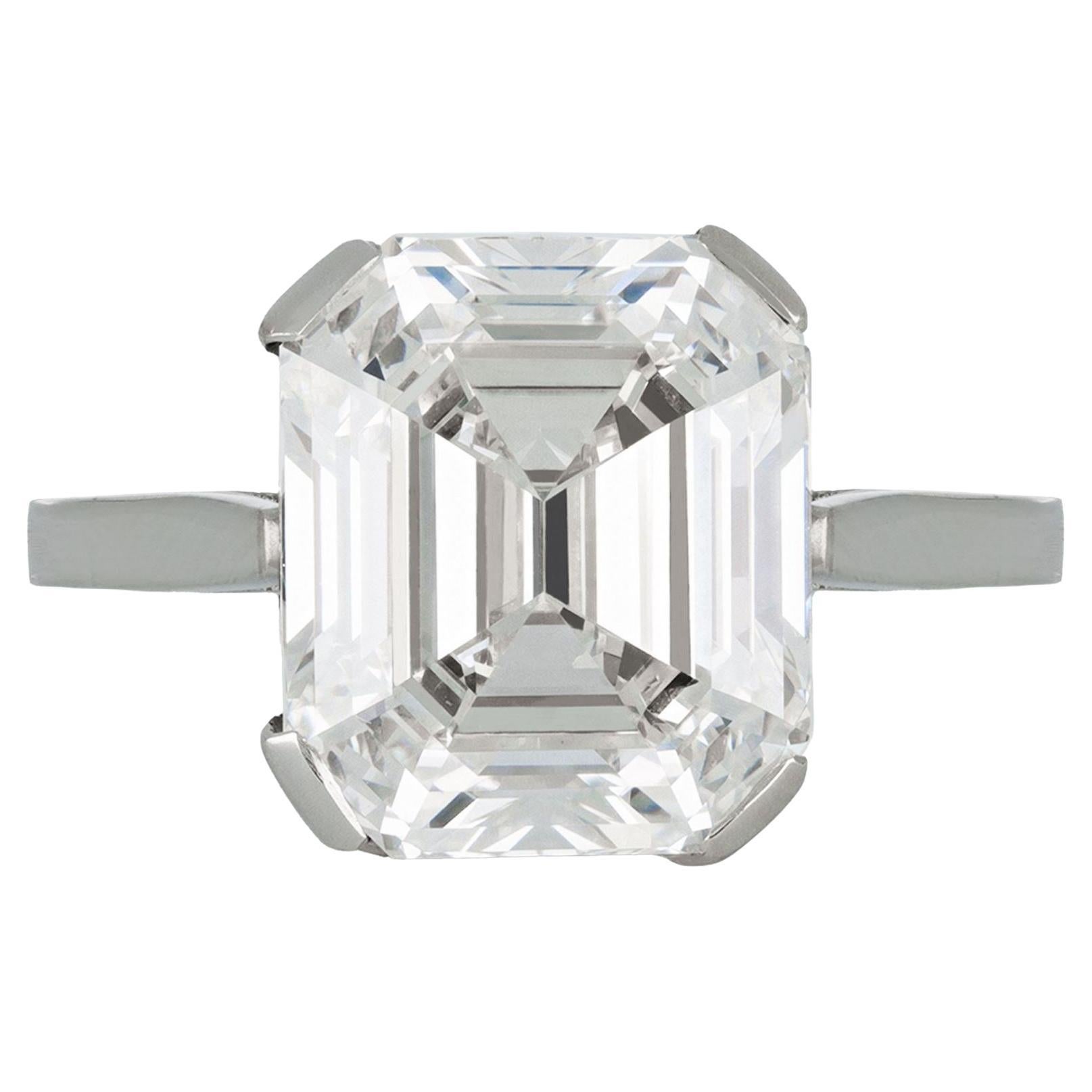 Anillo solitario de diamantes talla esmeralda, hacia 1920.