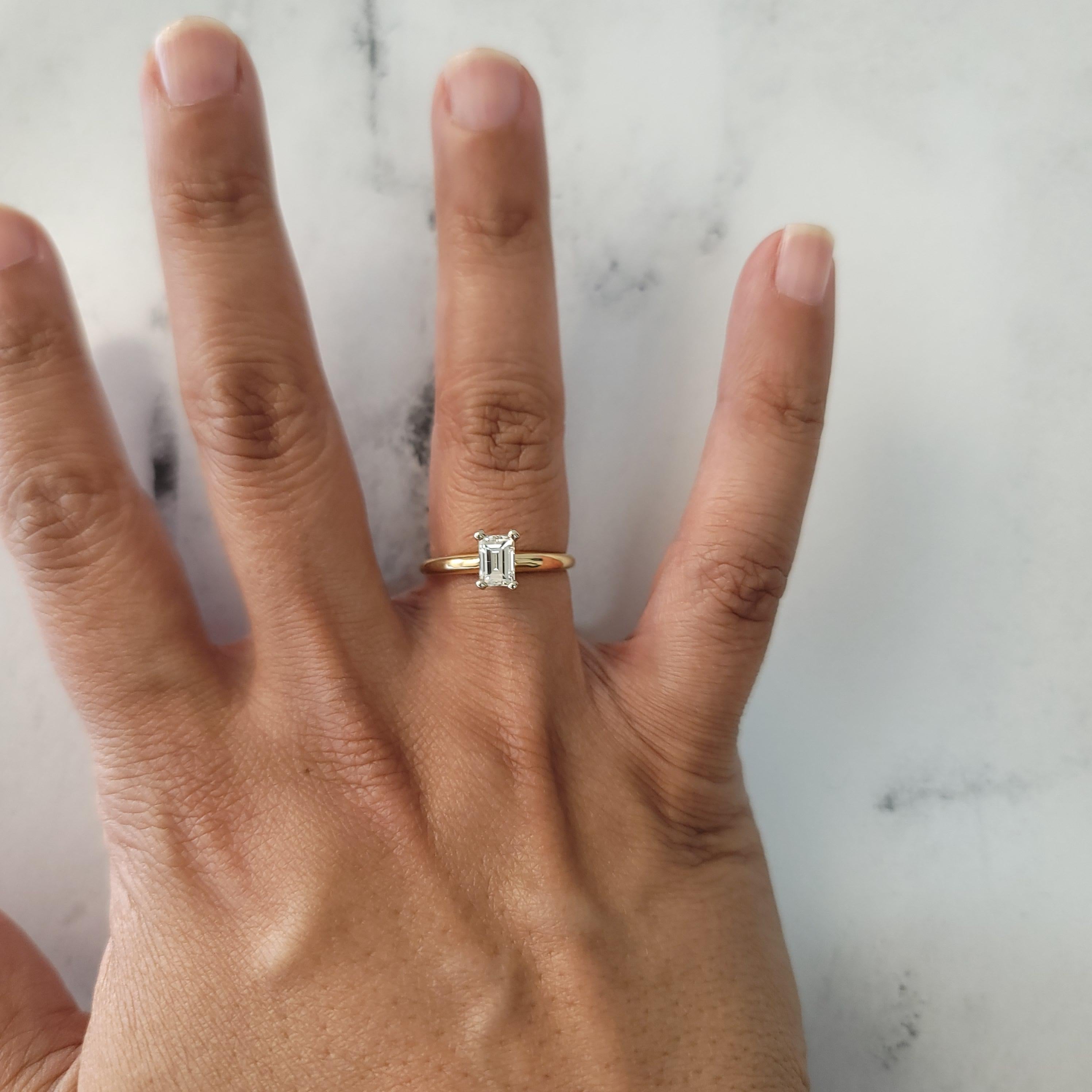 ♥ Sommaire du produit ♥

Pierre principale : Diamant
Approx. Poids en carats du diamant : .66cttw
Clarté du diamant : SI2
Couleur du diamant : H
Taille du diamant : Émeraude
Matériau des griffes : Or blanc 14k
Matériau du bracelet : Or jaune