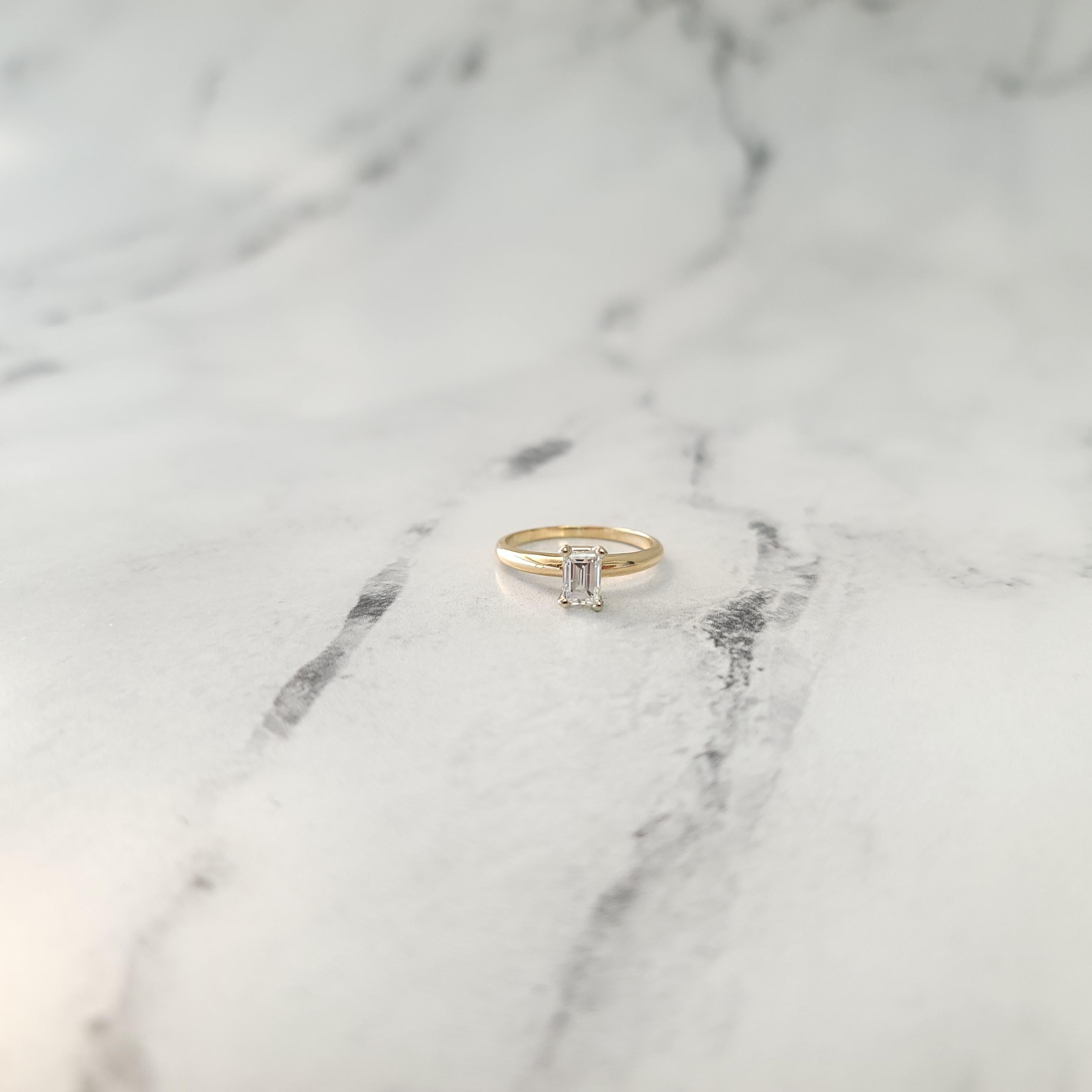 Bague de fiançailles solitaire à diamant taille émeraude Neuf - En vente à Sugar Land, TX