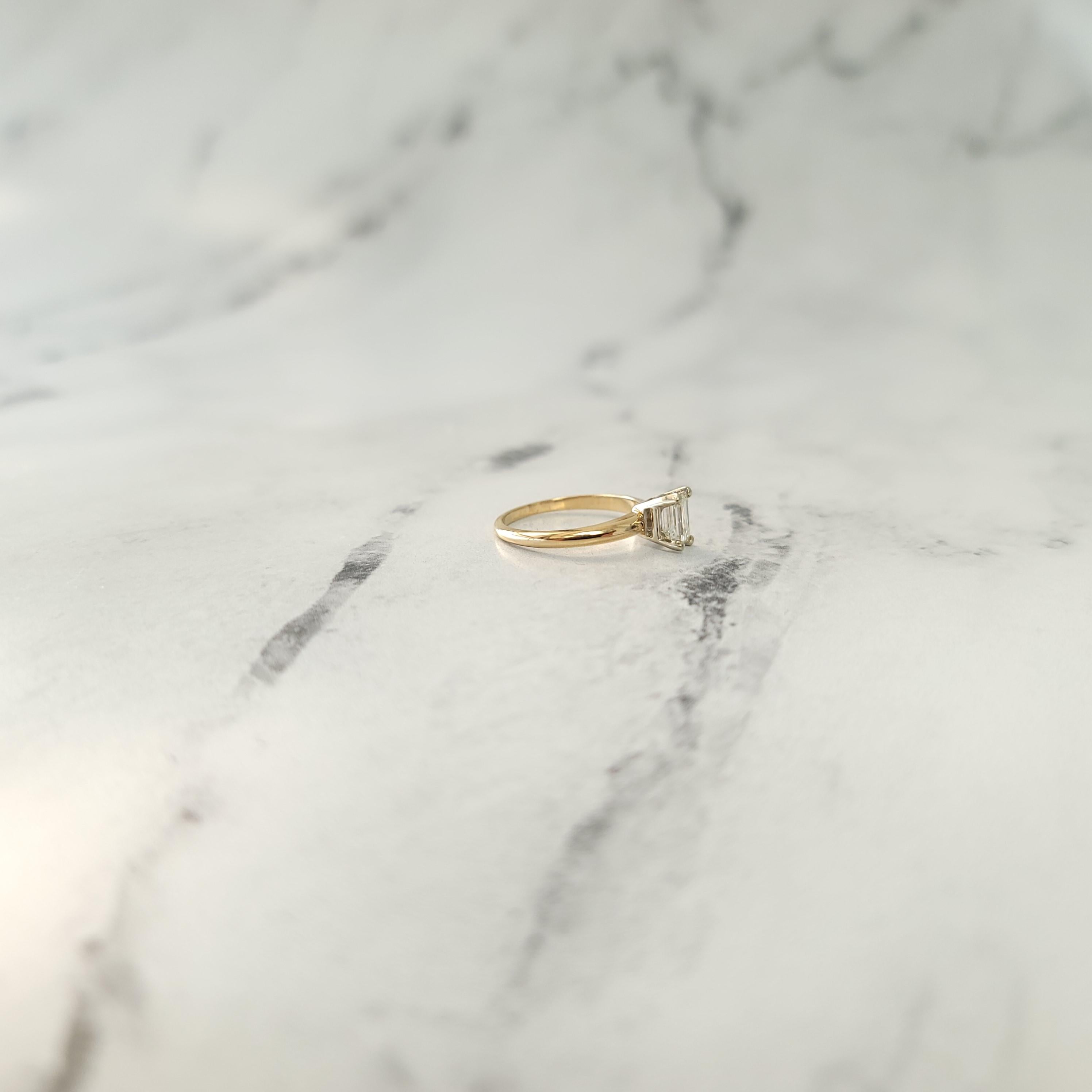 Bague de fiançailles solitaire à diamant taille émeraude Pour femmes en vente