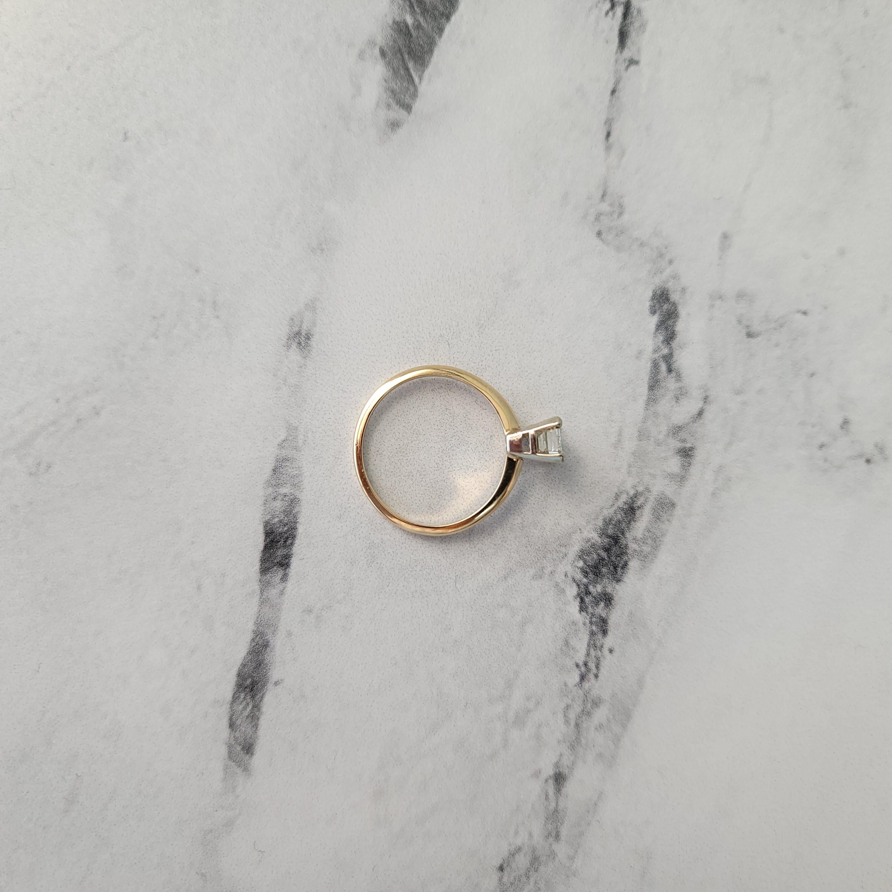 Bague de fiançailles solitaire à diamant taille émeraude en vente 1