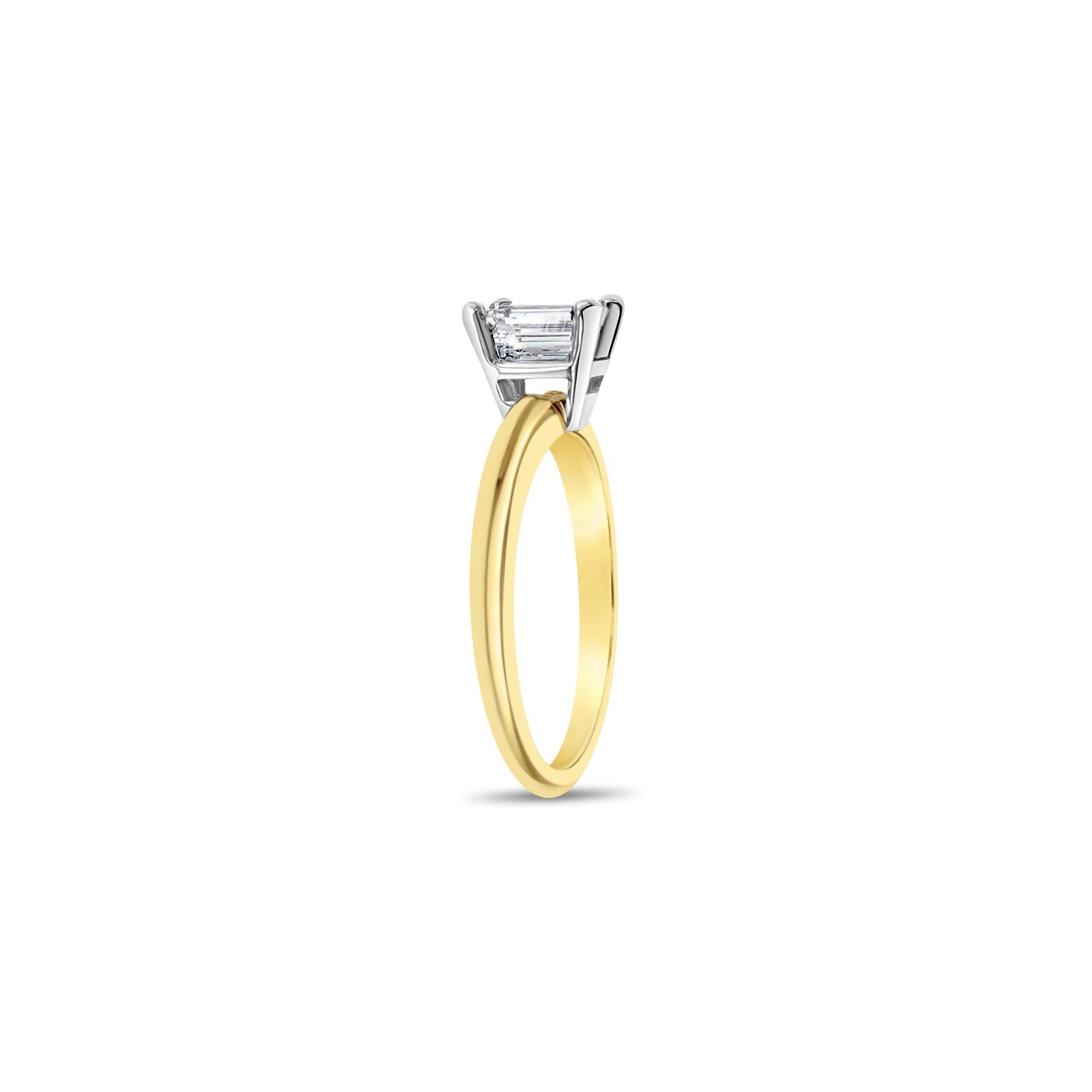 Bague de fiançailles solitaire à diamant taille émeraude en vente 2
