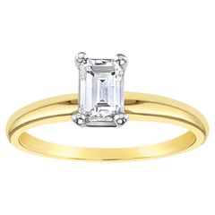 Bague de fiançailles solitaire à diamant taille émeraude