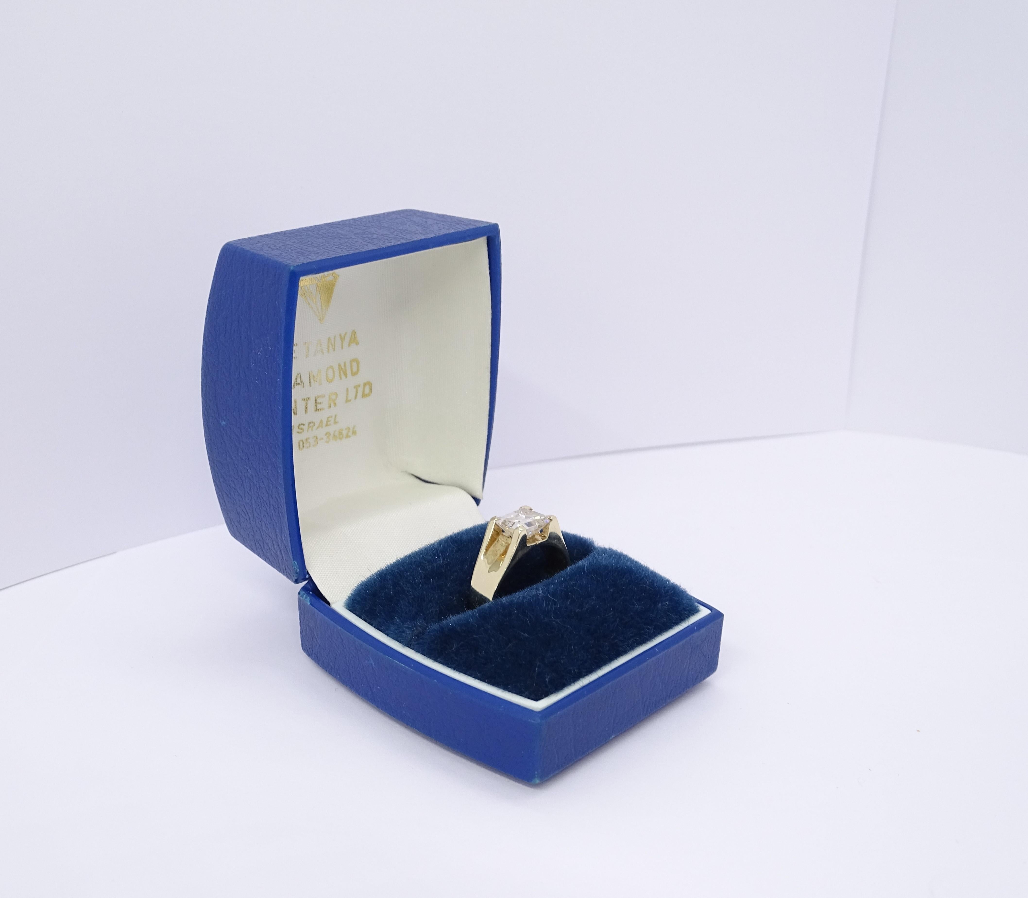 Smaragdschliff Diamant Solitär Ring 1,66 ct (IF - I), 80er Jahre - Israel


Spektakulärer Diamant mit 1,66 Karat im Smaragdschliff in einer Fassung aus 14-karätigem Gelbgold. Dieser wunderschöne Edelstein hat ein Gewicht von 1,66 Karat und seine