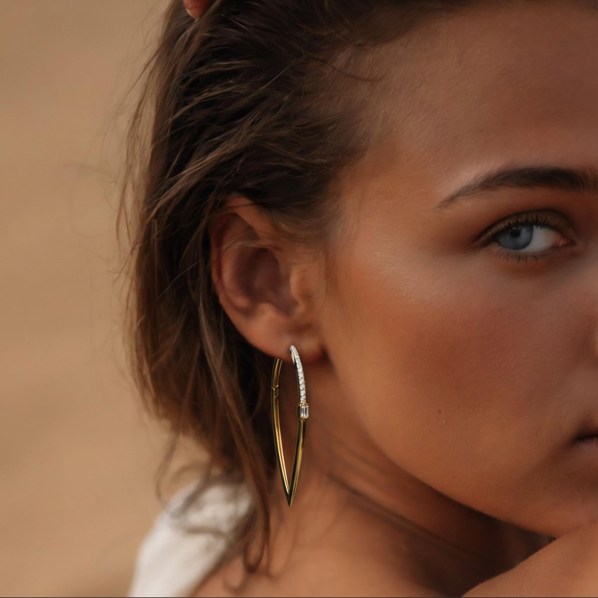 Élégantes, modernes et élégamment avant-gardistes, ces boucles d'oreilles en diamant taillé en émeraude redéfinissent le luxe grâce à leur silhouette minimaliste mais saisissante. Réalisée en or jaune 14 carats (disponible en 18 carats sur demande),