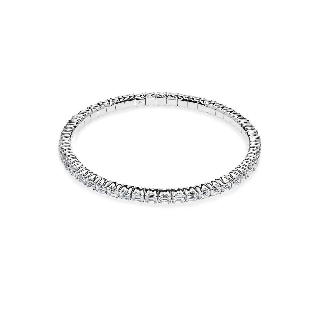 Laissez-vous séduire par l'allure intemporelle de ce bracelet extensible en or blanc orné d'exquis diamants taille émeraude. Fabriqué en or blanc lustré, ce bracelet respire l'élégance et la sophistication. Les étonnants diamants de taille émeraude,