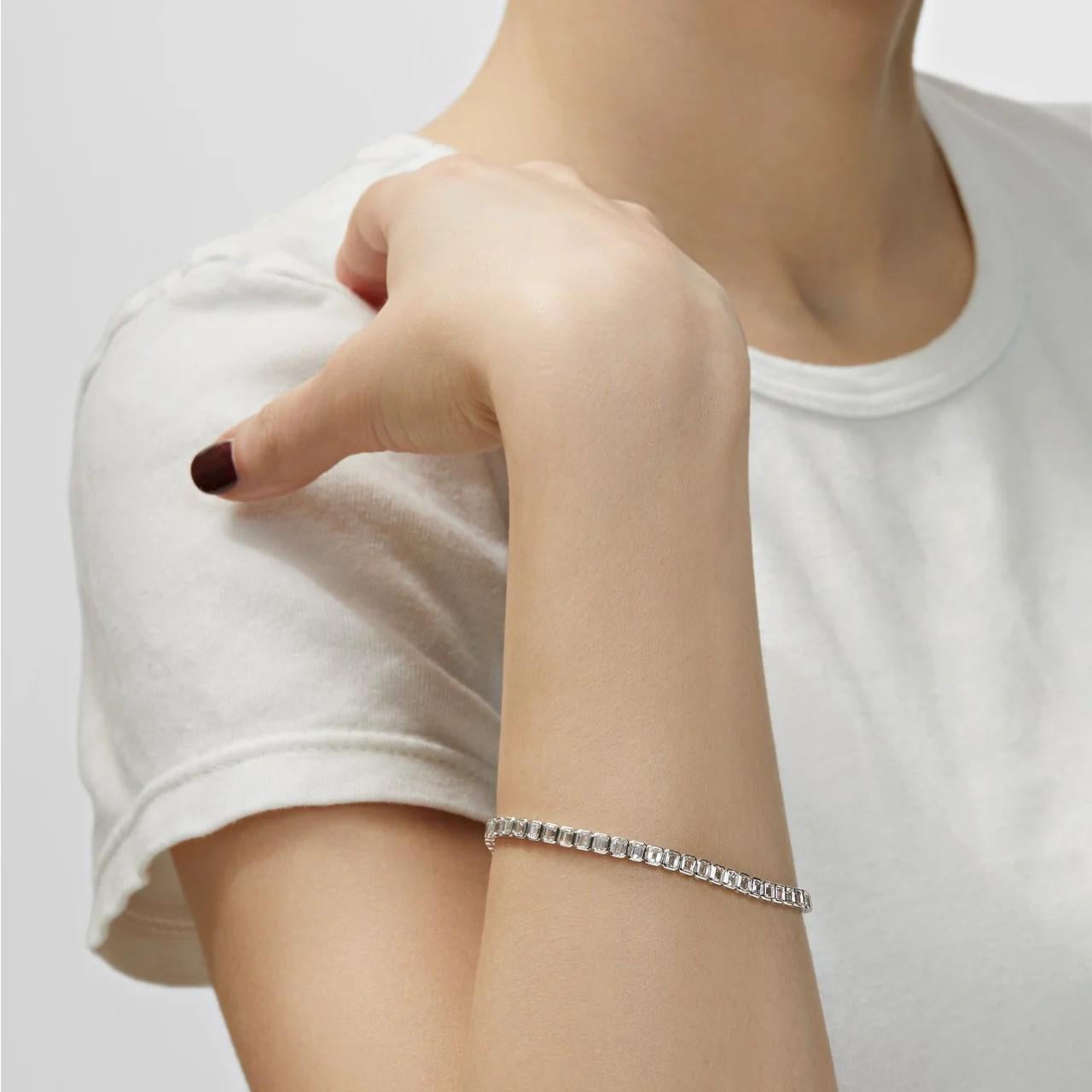 Contemporary  Emerald Cut Diamond Stretch White Gold Bracelet For Sale