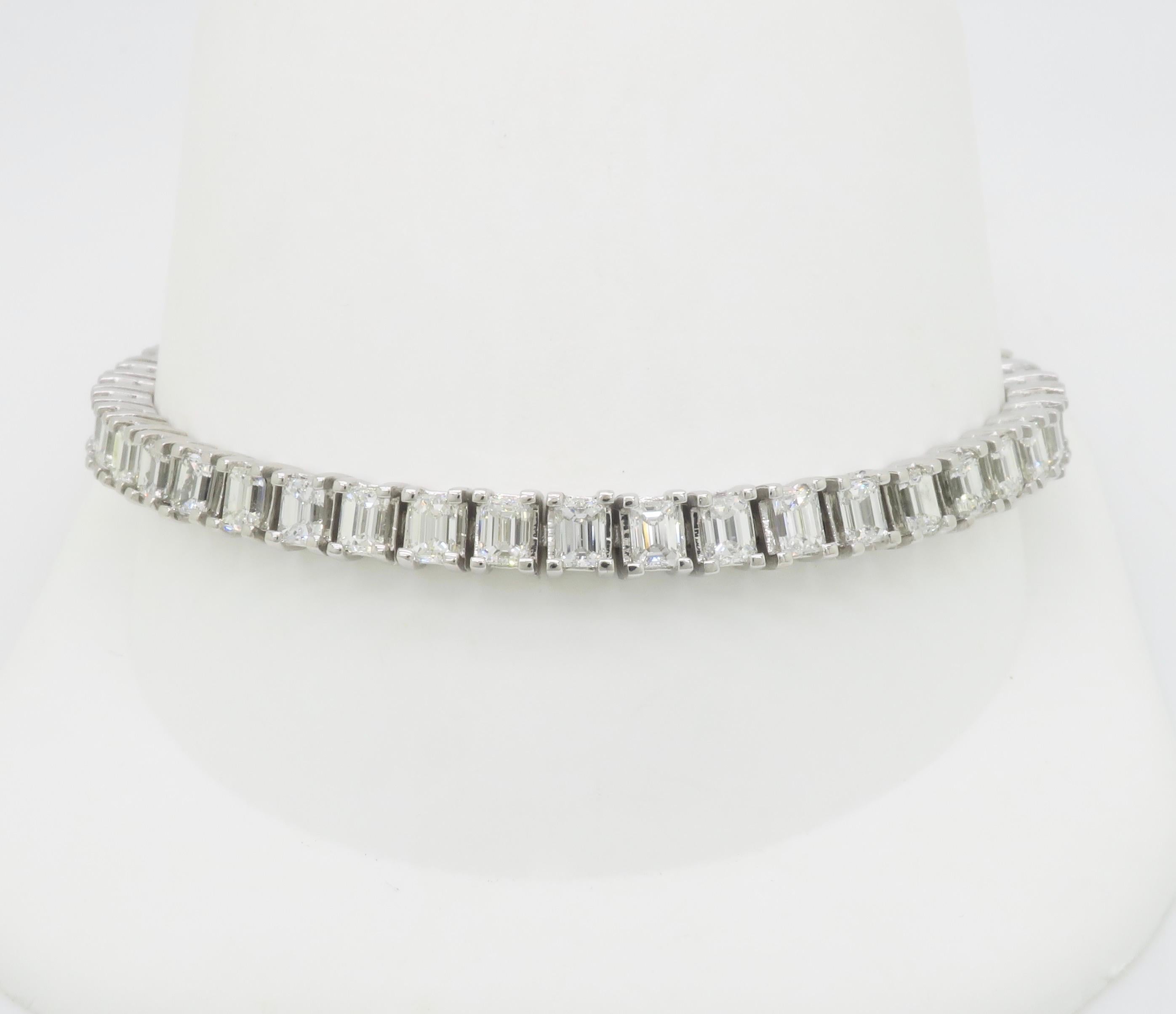 Bracelet de tennis avec diamant taille émeraude en vente 6