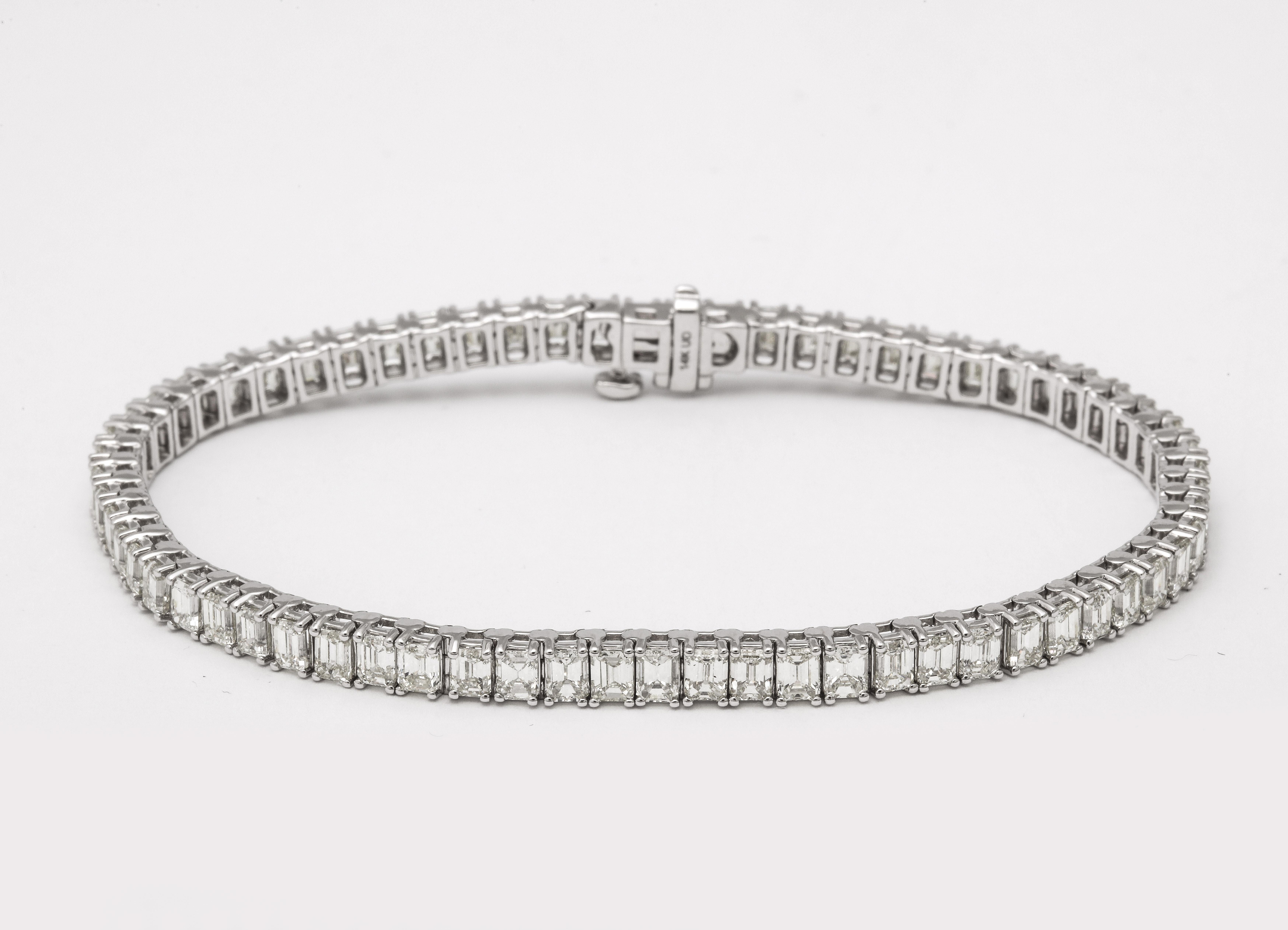 Emerald Cut Diamond Tennis Bracelet  In New Condition For Sale In New York, NY