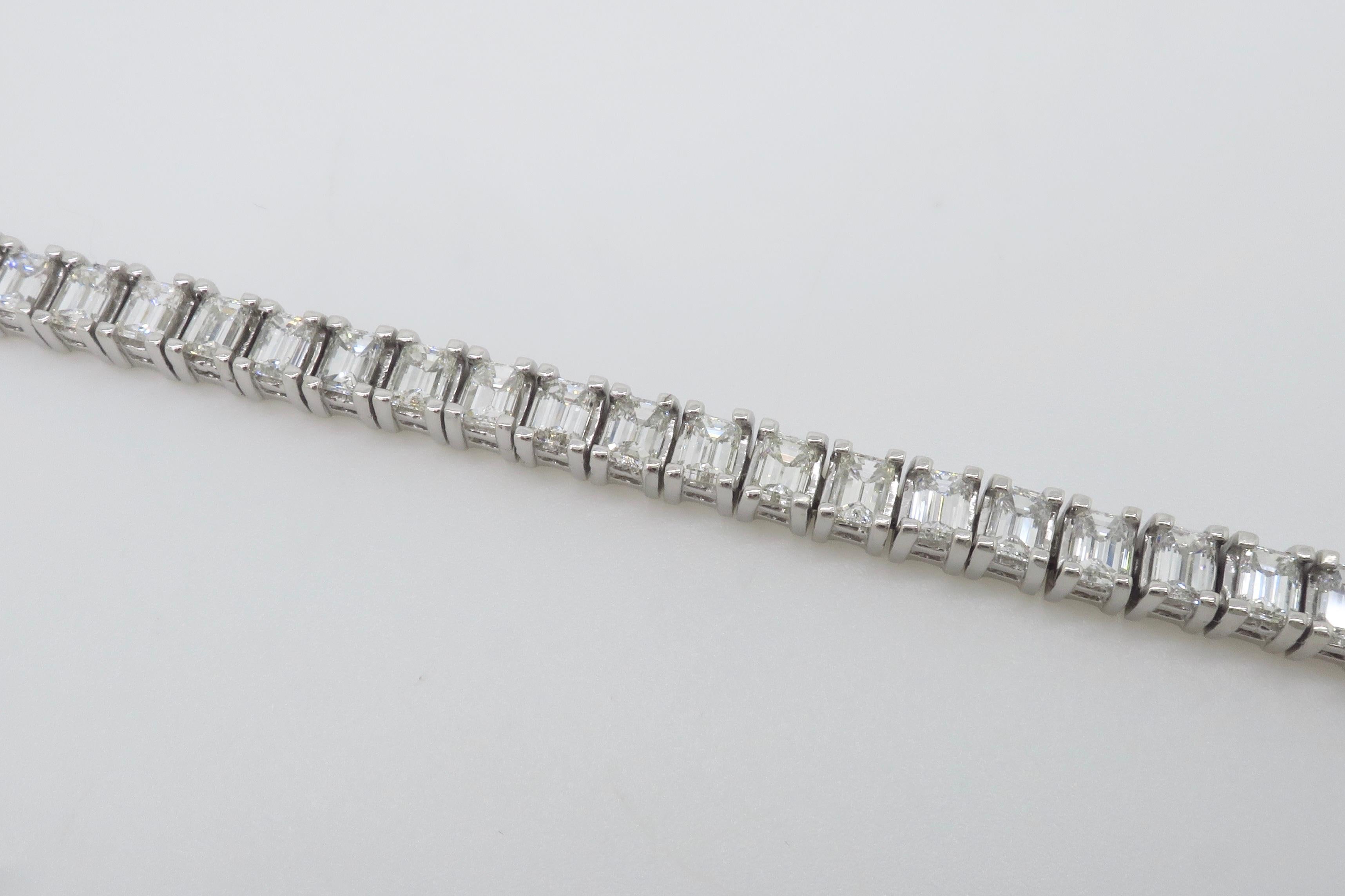 Bracelet de tennis avec diamant taille émeraude en vente 1