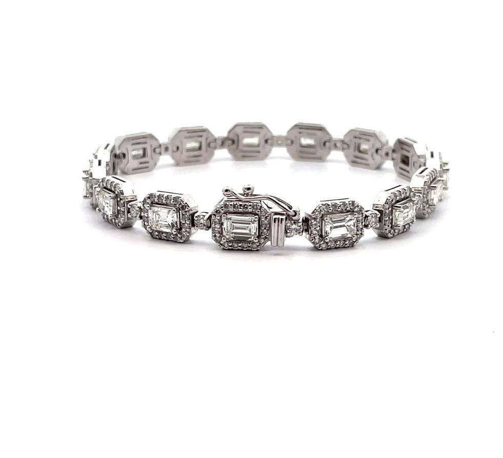 Pulsera de tenis de diamantes talla esmeralda en oro blanco de 14 quilates con diamantes redondos en venta 1
