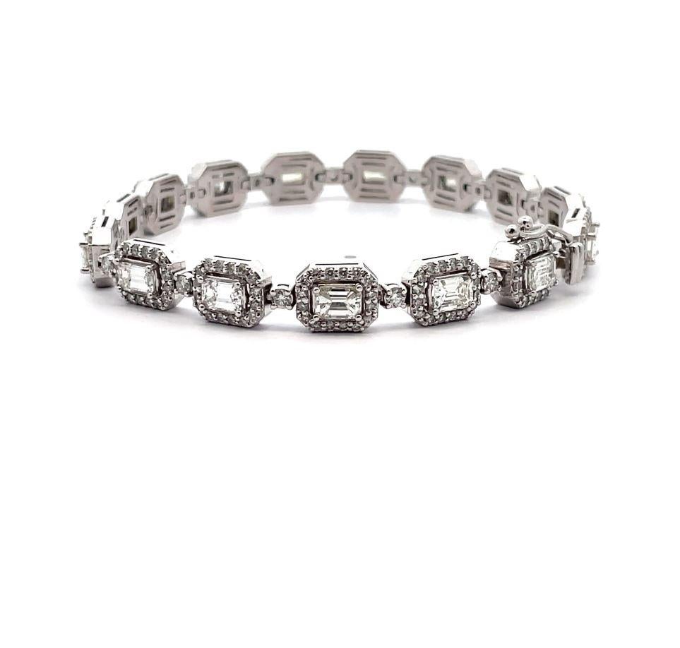 Pulsera de tenis de diamantes talla esmeralda en oro blanco de 14 quilates con diamantes redondos en venta 2