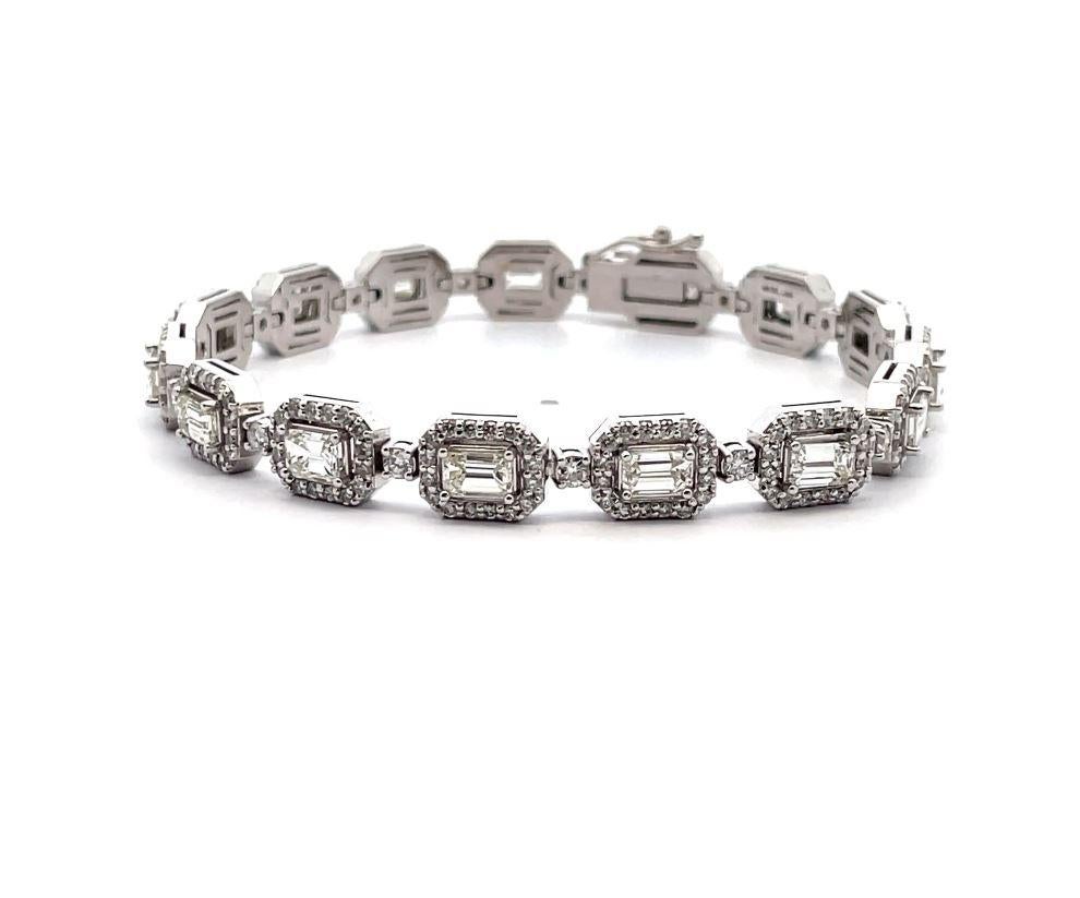 Pulsera de tenis de diamantes talla esmeralda en oro blanco de 14 quilates con diamantes redondos en venta 3
