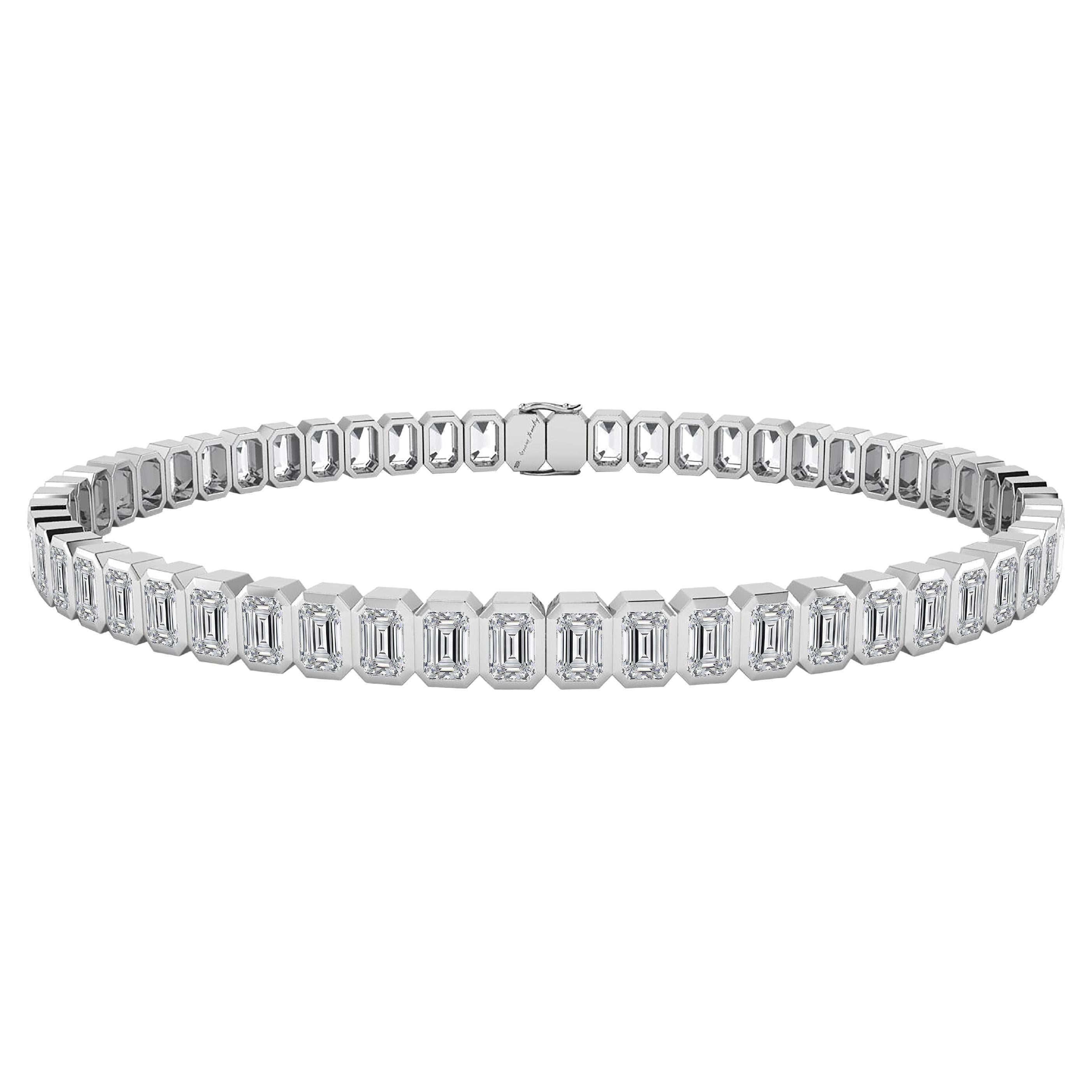 Bracelet tennis en or blanc 18 carats avec diamants taille émeraude en vente