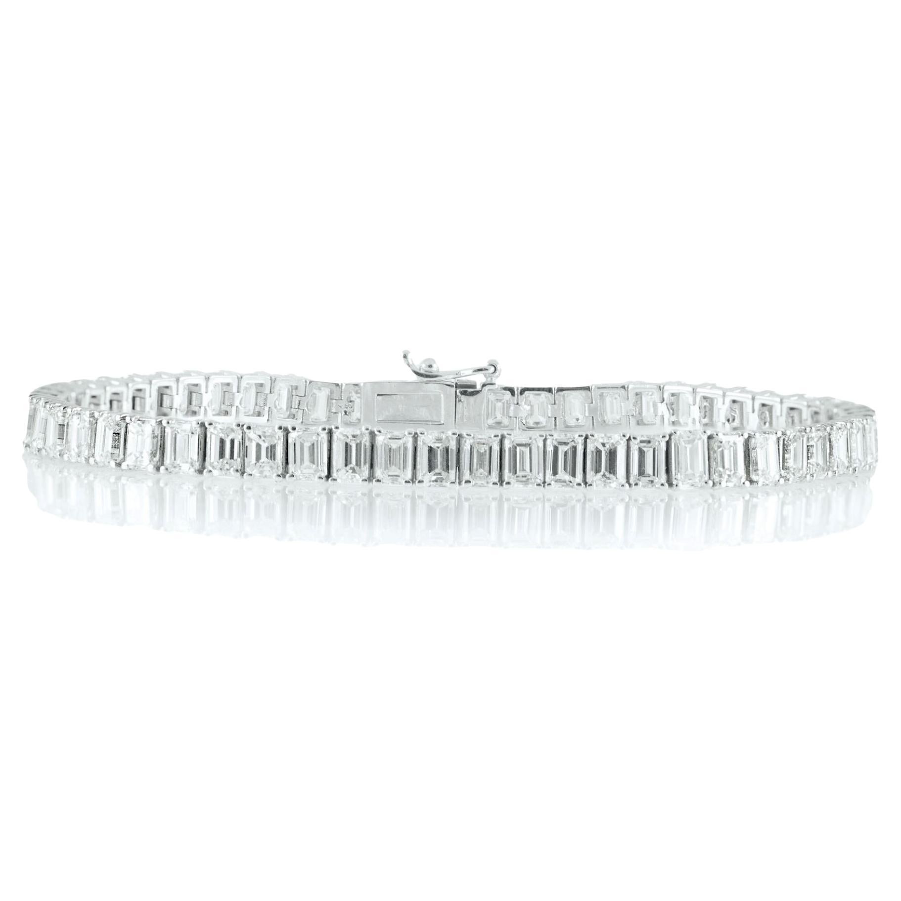 Pulsera de tenis con diamantes talla esmeralda en oro blanco de 18 quilates, 11,01 quilates en venta