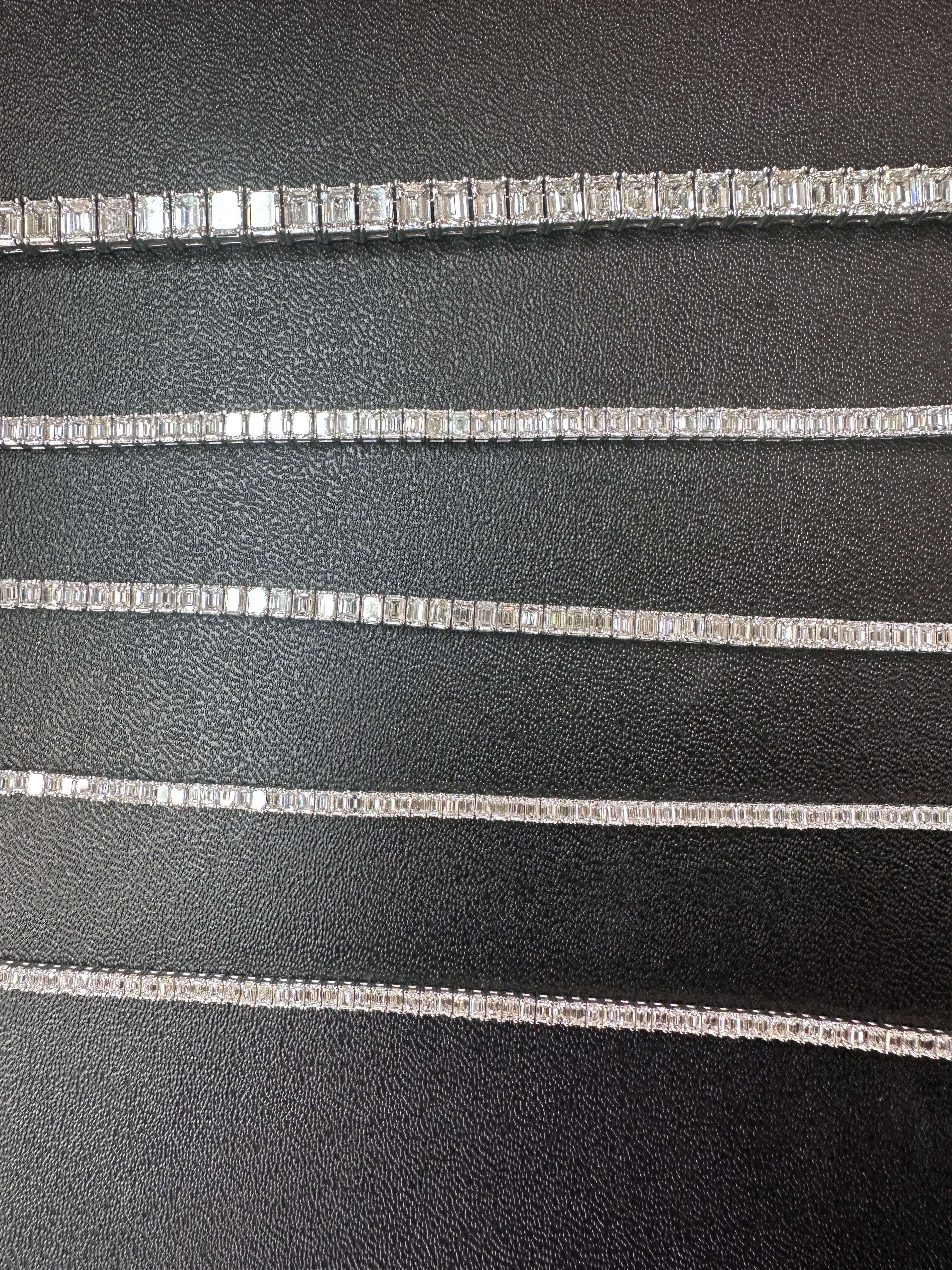 Refinado y arquitectónico, este brazalete de tenis de diamantes talla esmeralda presenta 7,01 quilates de elegante brillo en talla escalonada. Fabricado a mano en oro blanco de 14 quilates, el diseño enfatiza las líneas limpias y la elegante