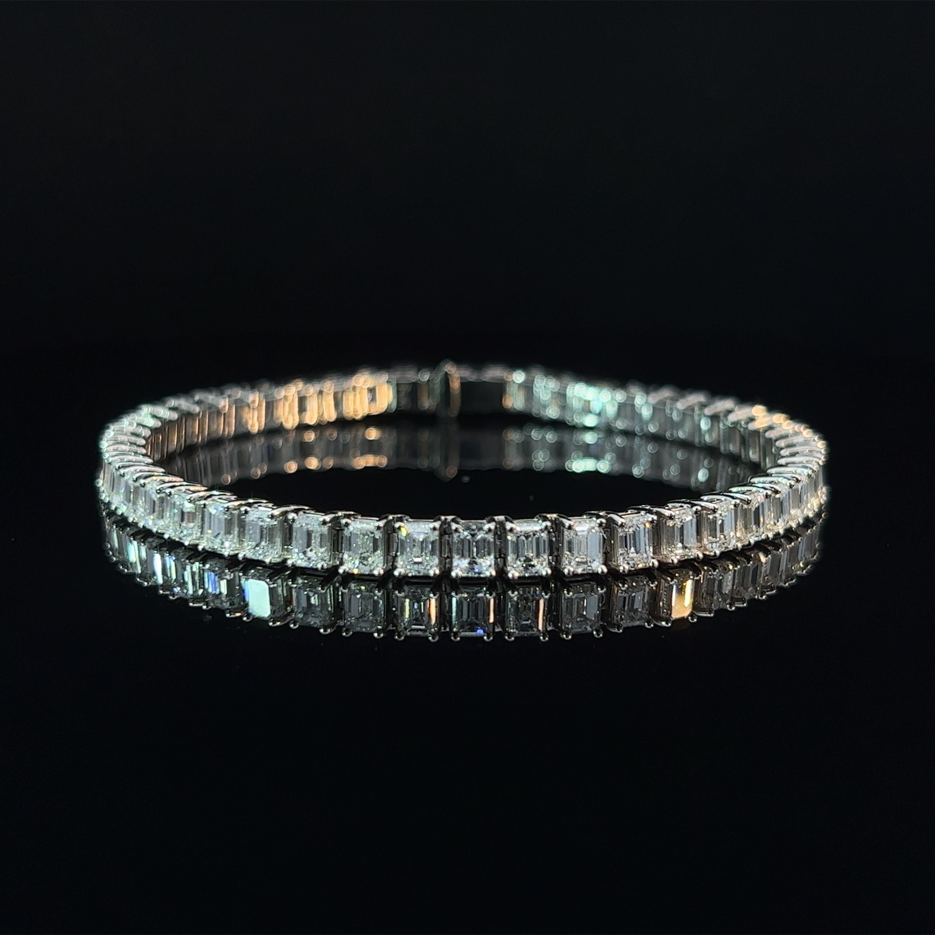 Tennisarmband aus Platin mit Diamanten im Smaragdschliff (11,08 Karat VVS) von Arnav (Moderne) im Angebot
