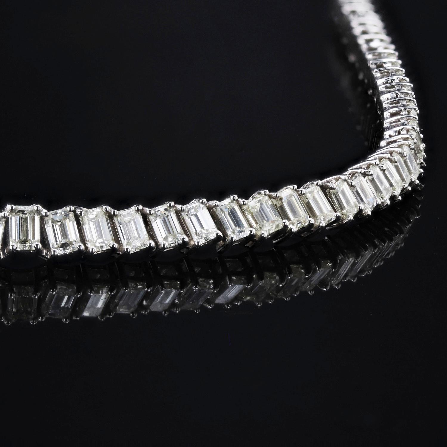 DETAILS:
- 10,75 Karat Diamanten im Smaragdschliff
- 22,9g 18k Weißgold