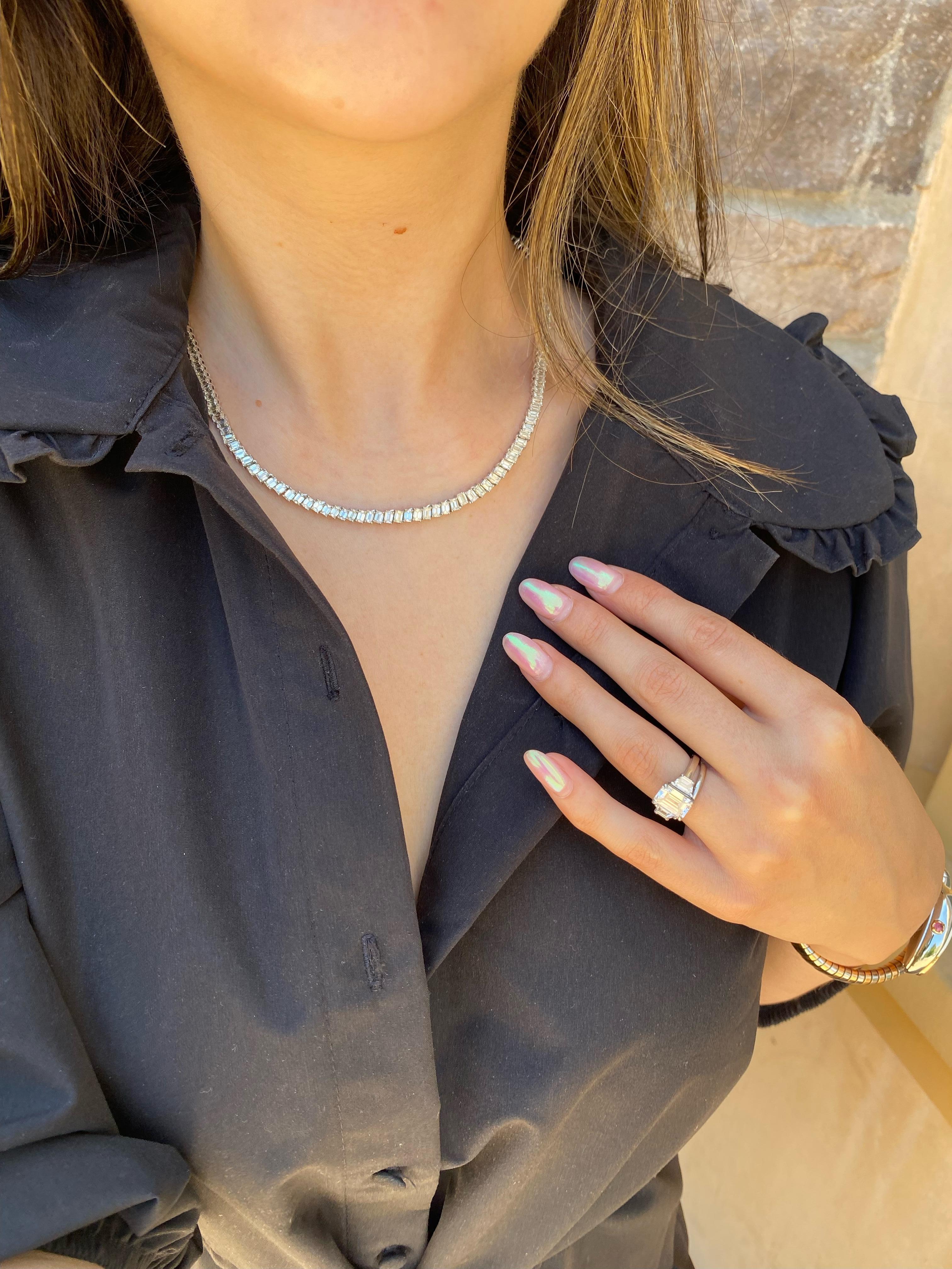 Tennis-Halskette mit Diamanten im Smaragdschliff für Damen oder Herren im Angebot