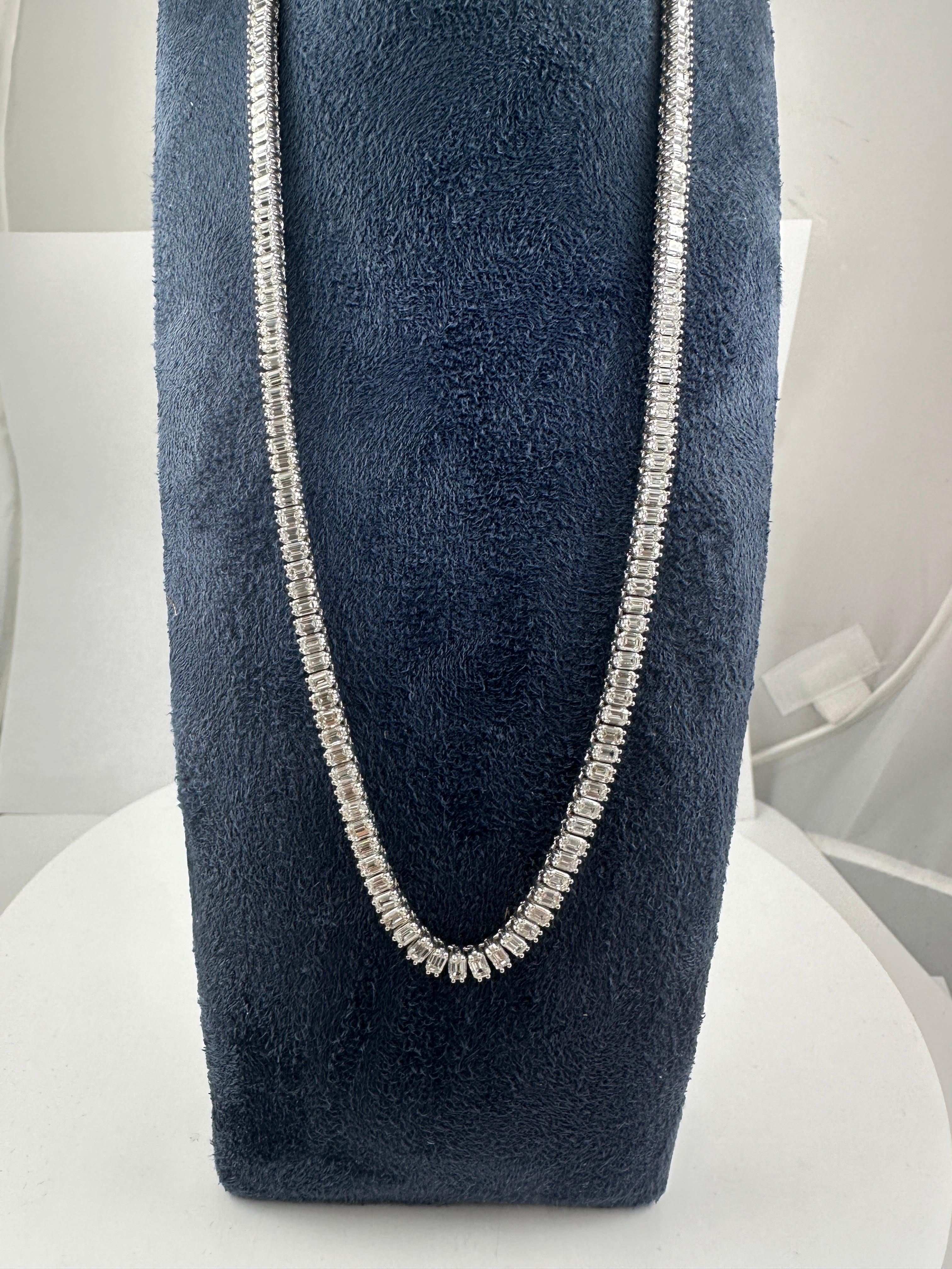Distintiva e raffinata, questa collana tennis con diamanti taglio smeraldo presenta una sorprendente incastonatura nord-sud che conferisce alla silhouette classica un tocco architettonico moderno. Con 23,42 carati di diamanti naturali taglio