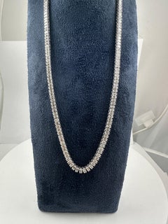 Collar de tenis con diamantes talla esmeralda en oro blanco de 18 quilates, 23,42 quilates