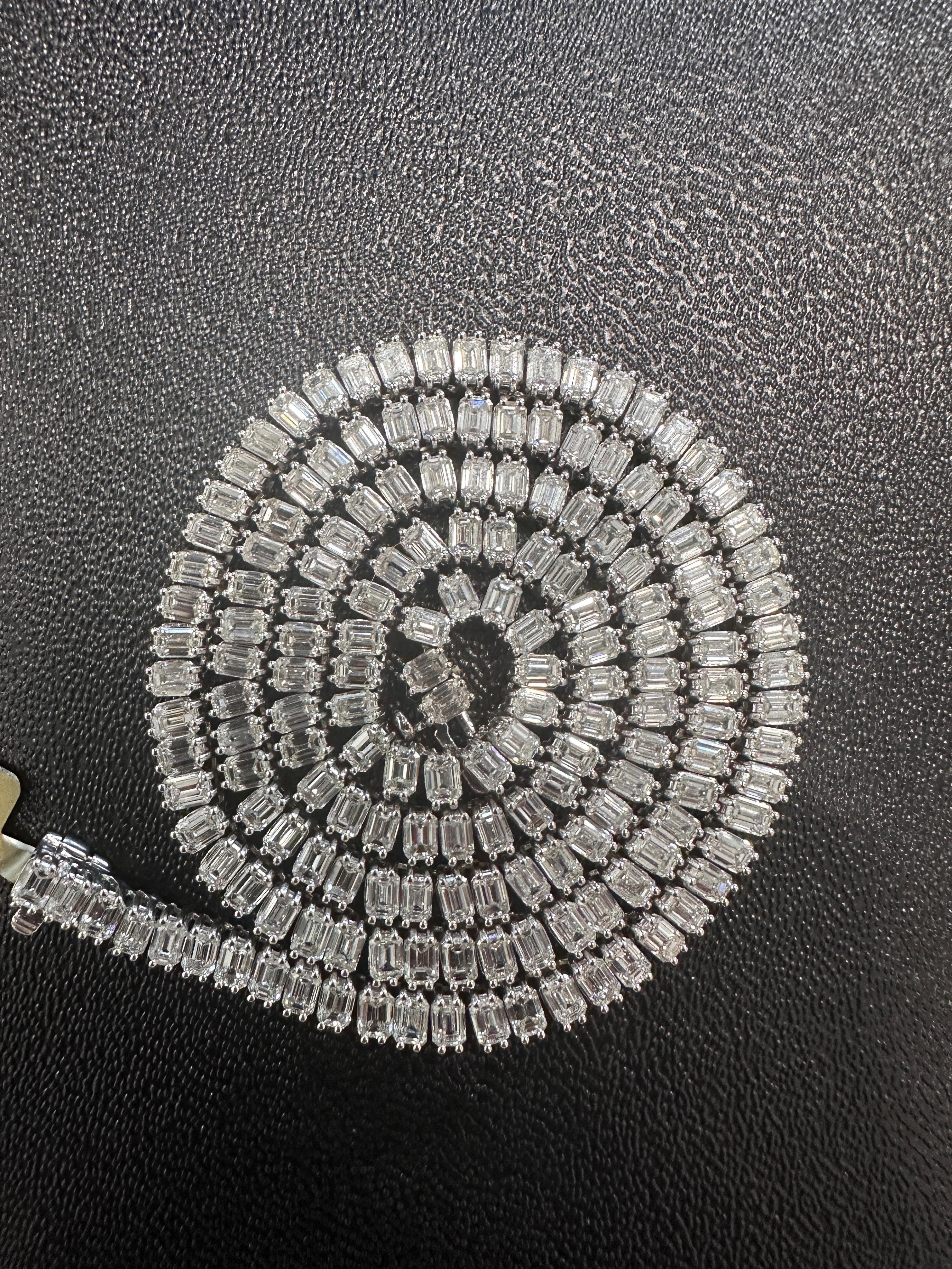 Collana Tennis con diamanti taglio smeraldo in oro bianco 18 carati, 23,42 carati In condizioni Nuovo in vendita a New York, NY