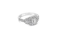 Roman Malakov Anillo de compromiso con halo de diamantes talla esmeralda de 0,71 quilates en oro blanco