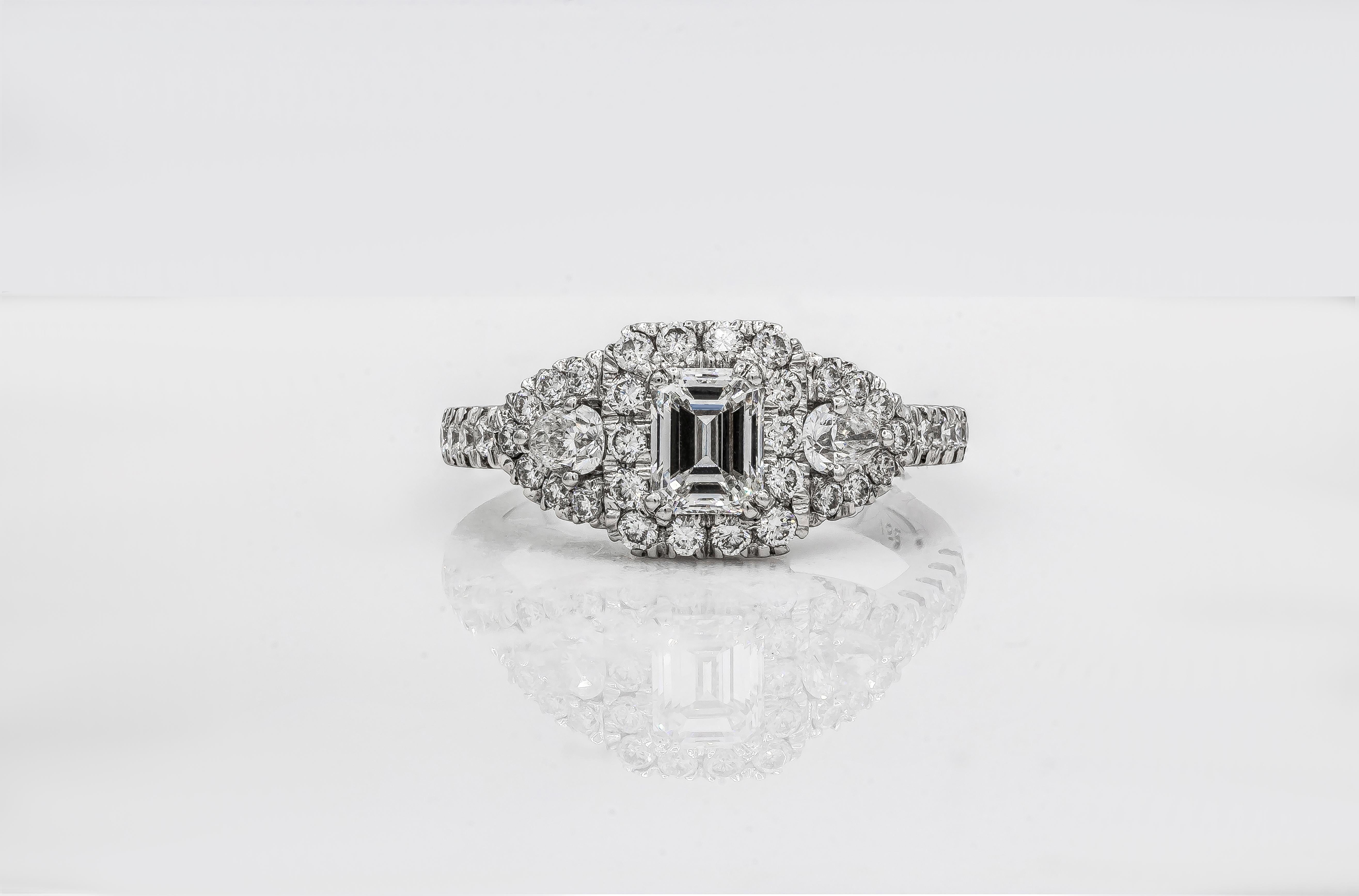 Contemporain Roman Malakov, bague de fiançailles halo à trois pierres avec diamant taille émeraude en vente