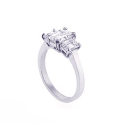 Anillo de tres piedras con diamantes talla esmeralda